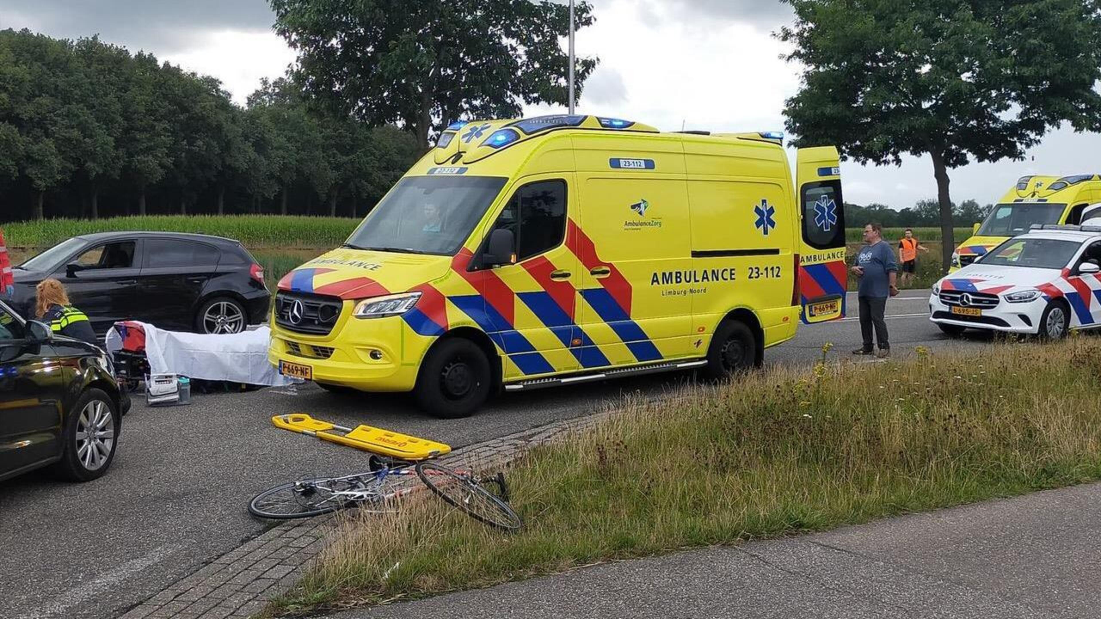 Wielrenner zwaargewond na botsing met auto in Herkenbosch: traumahelikopter opgeroepen