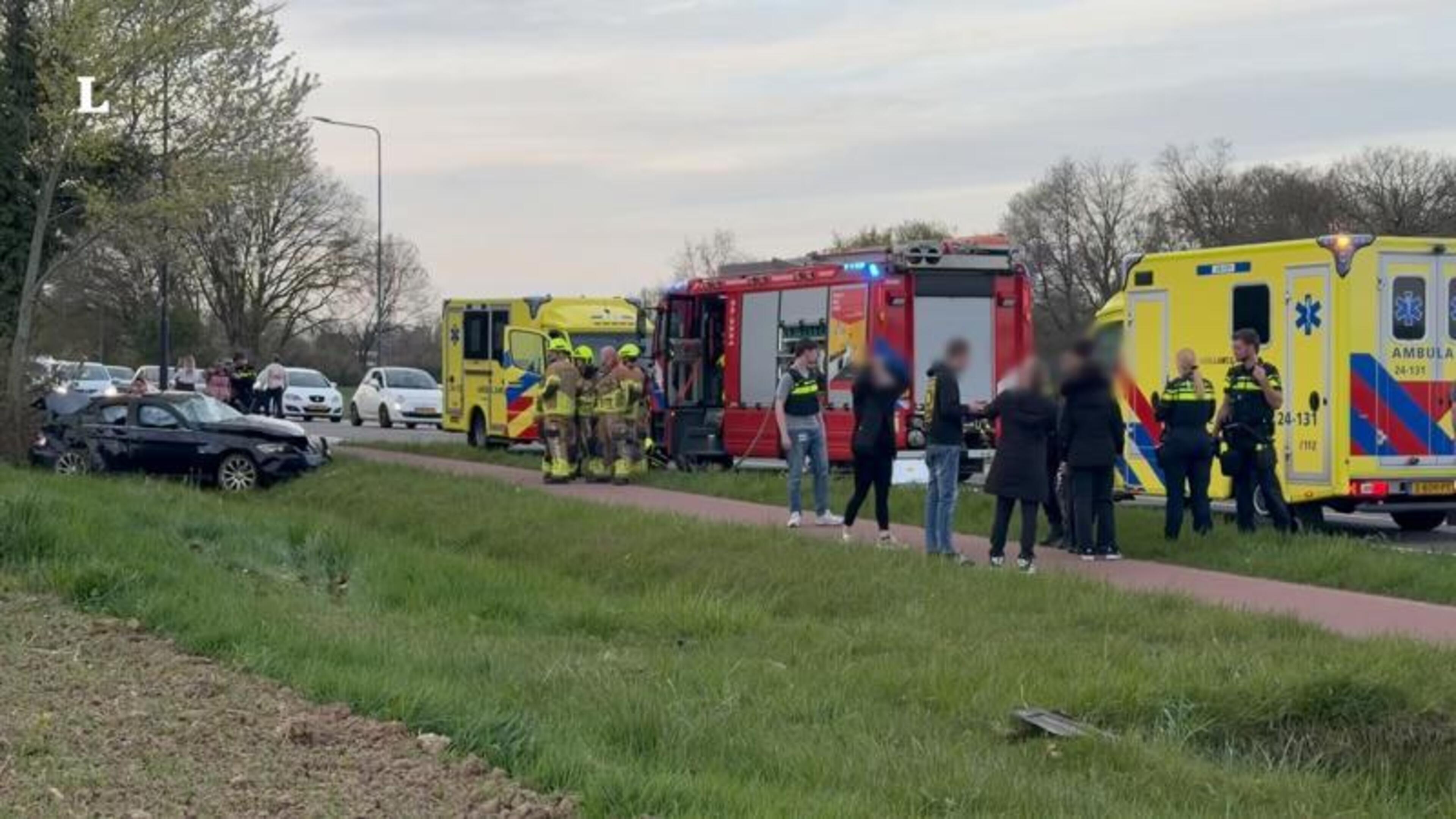 Auto over de kop in Limbricht