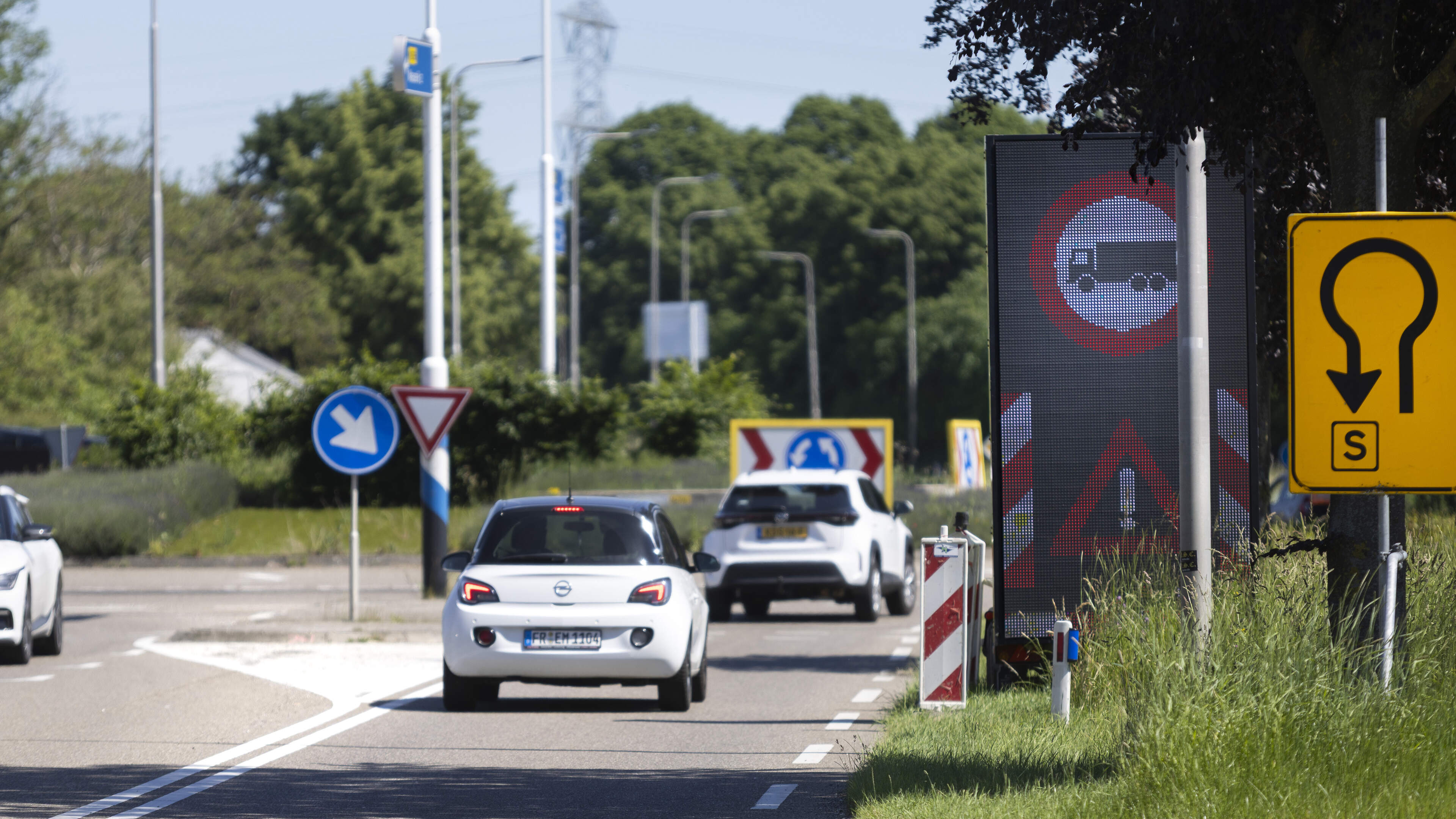 Auto raakt zwaar beschadigd nadat vrachtwagen tegen een hoogteportaal rijdt bij brug Roosteren: prov