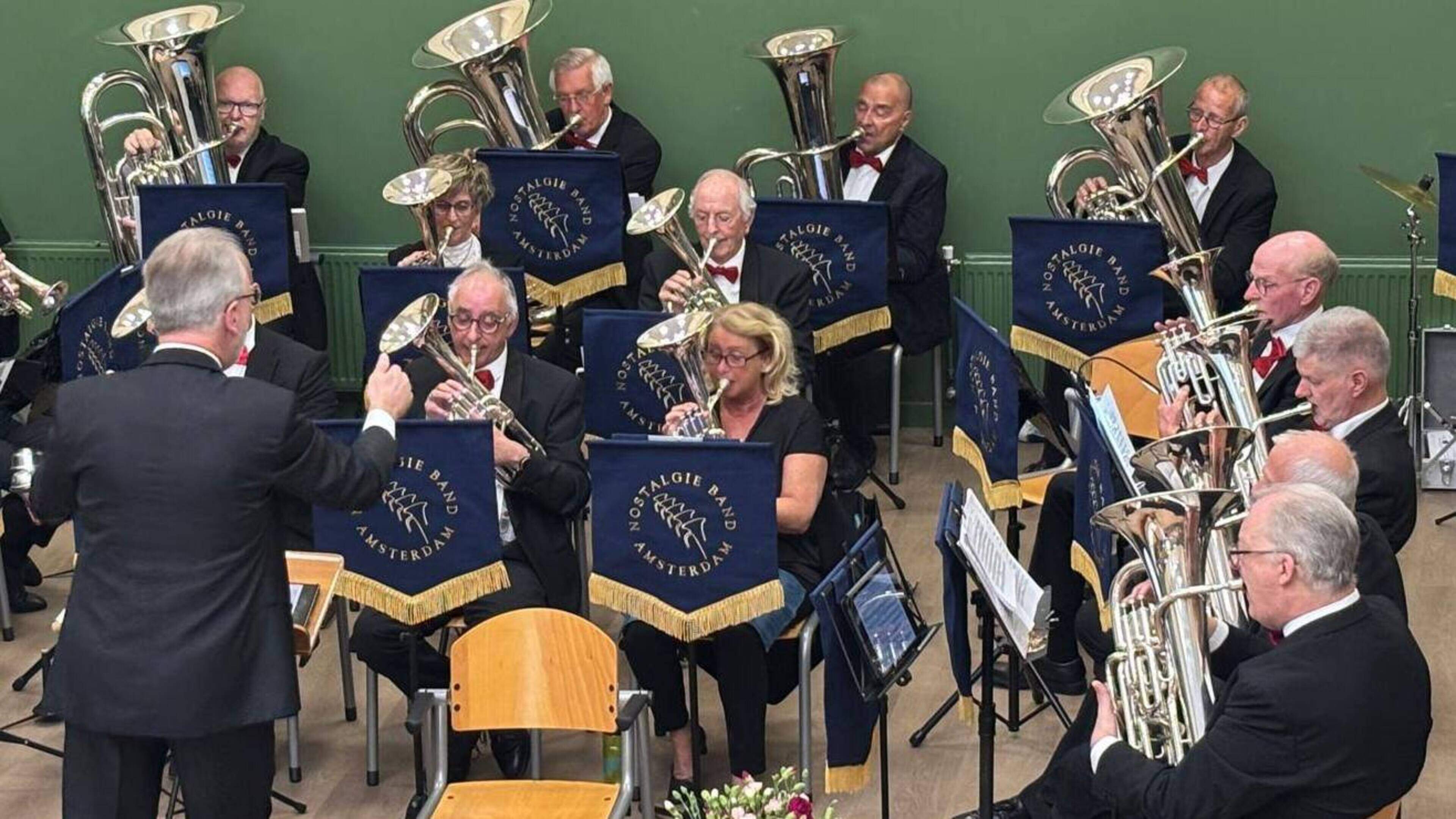 Nostalgie Band Amsterdam geeft concert bij Leger des Heils in Treebeek