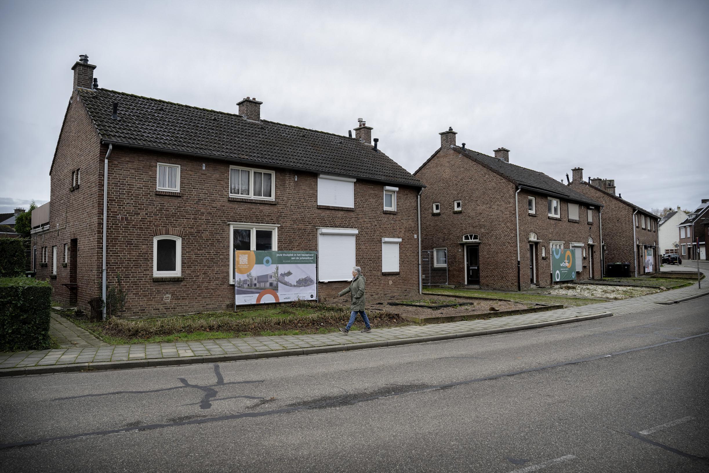 Vijftien gedateerde huizen aan de Julianastraat in Bocholtz maken plaats voor acht goed geïsoleerde