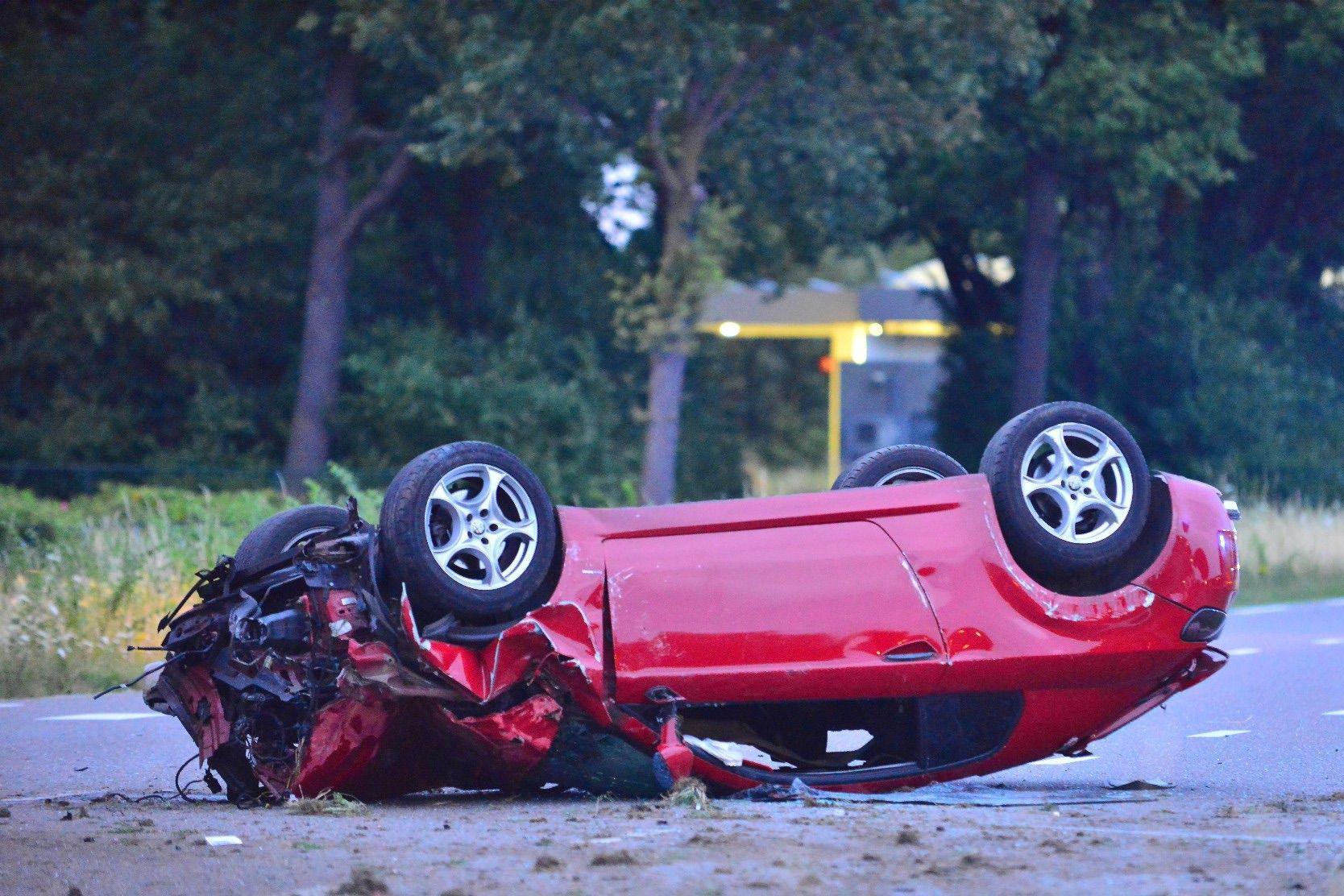Auto raakt van de weg en slaat over de kop in Nederweert: bestuurder