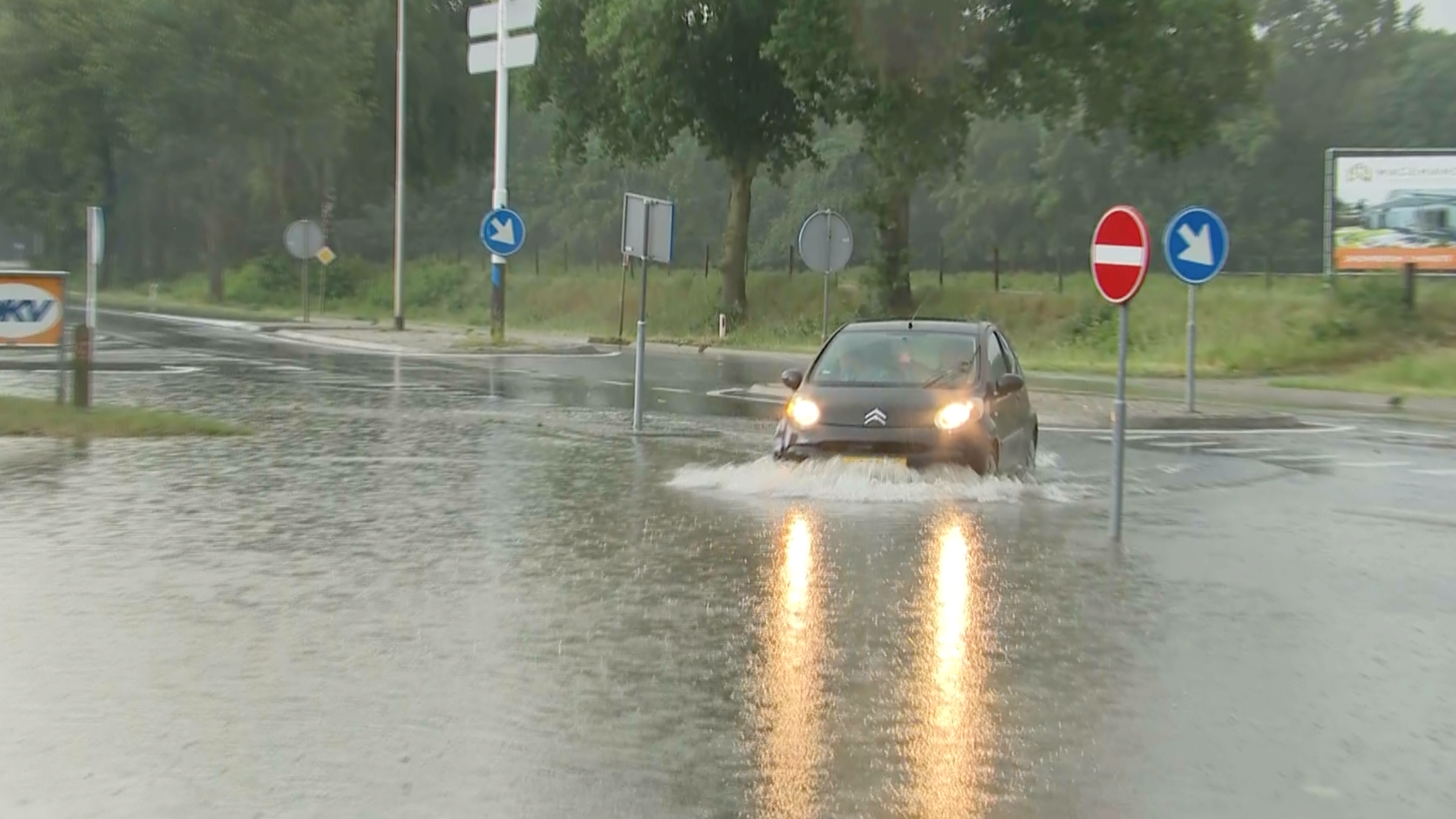 Noodweer trekt over Nederlands-Limburg: hagelstenen zo groot als knikkers veroorzaken schade aan aut