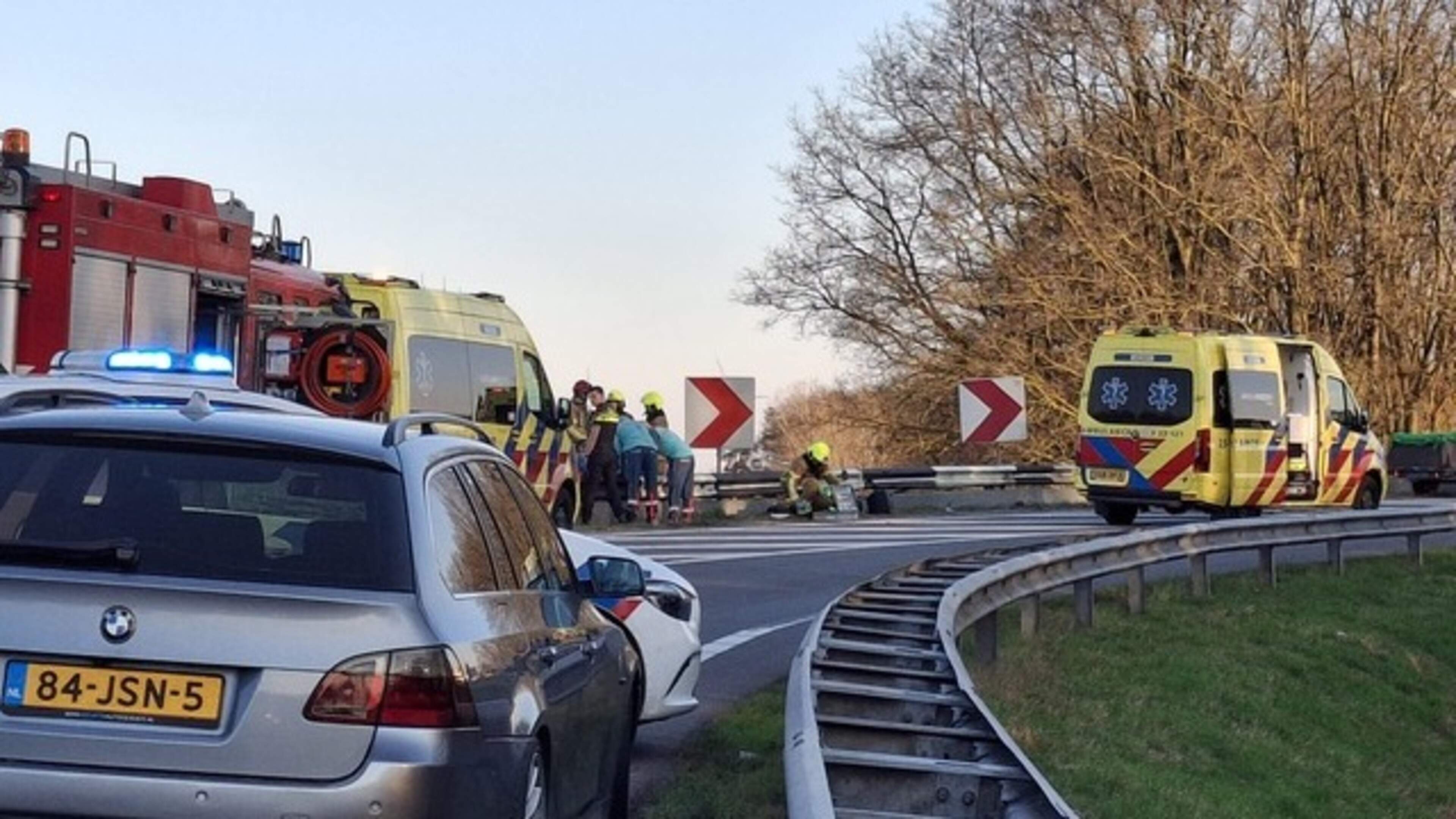Motorrijder gewond na val op afrit bij Velden