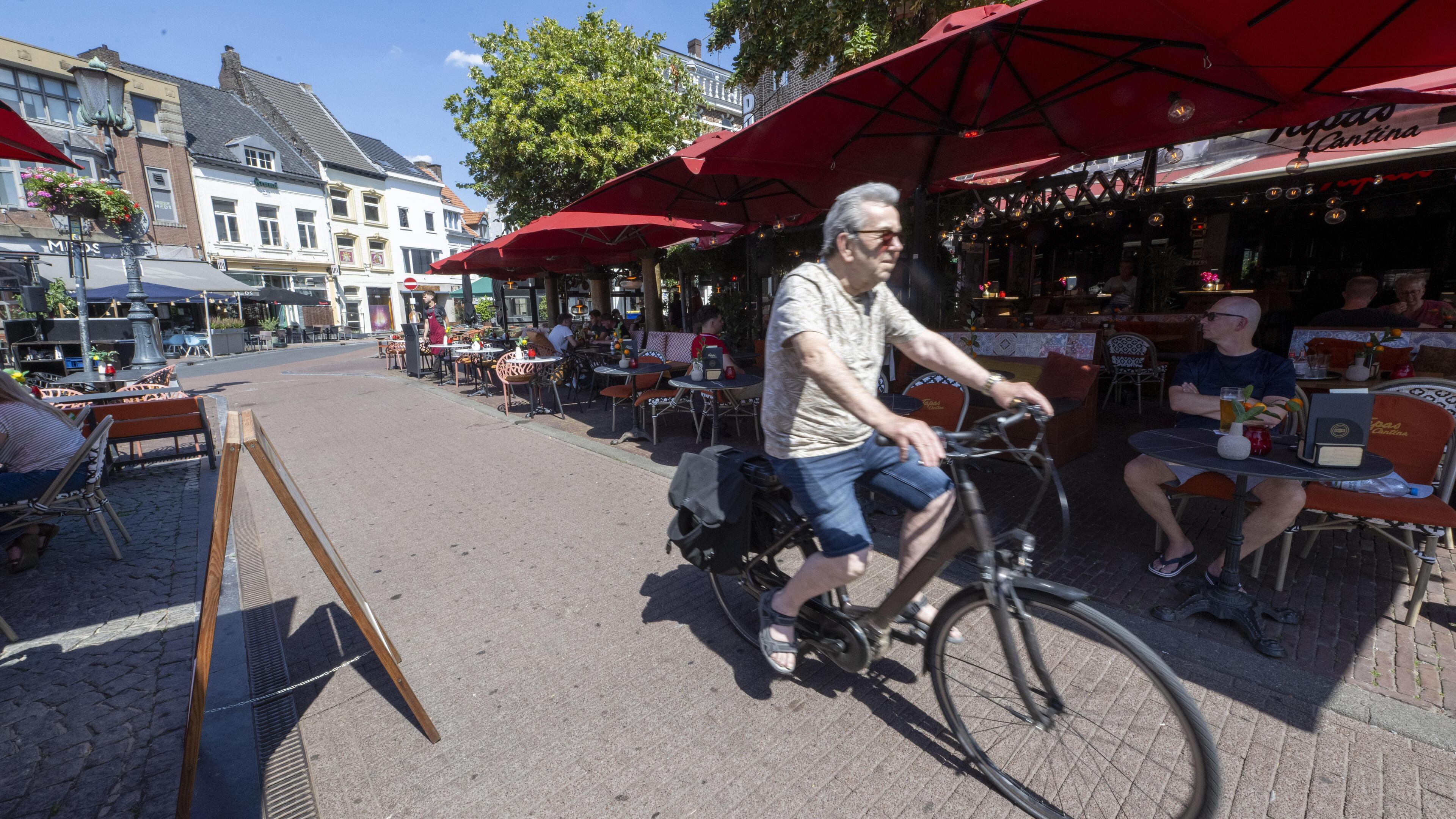 Nu er weer een serveerster omver gereden is, moet er voor de Sittardse horeca toch écht iets gaan ve