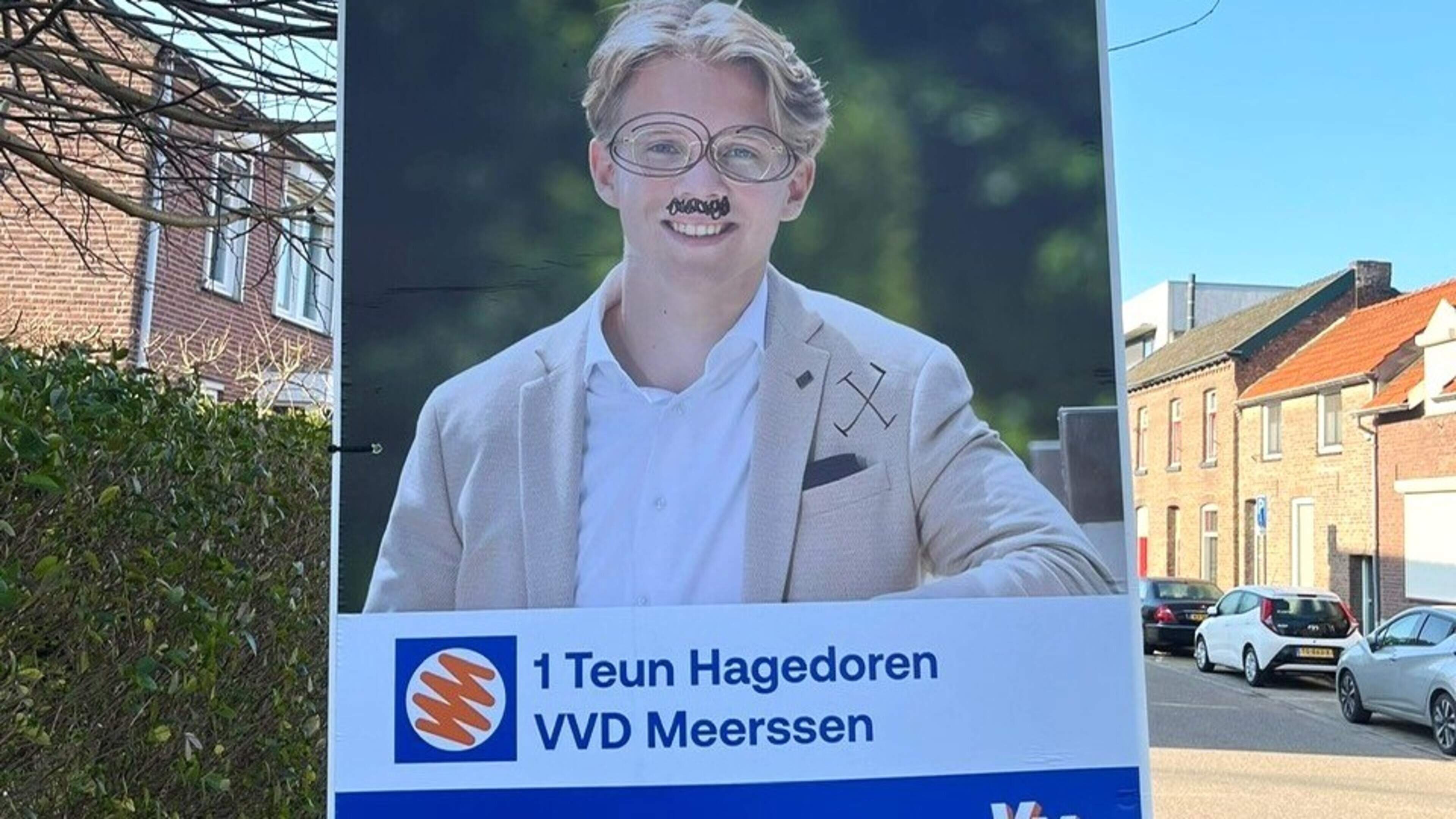 Verkiezingsborden besmeurd en beklad met Hitlersnorretjes en hakenkruizen: VVD Meerssen doet aangift