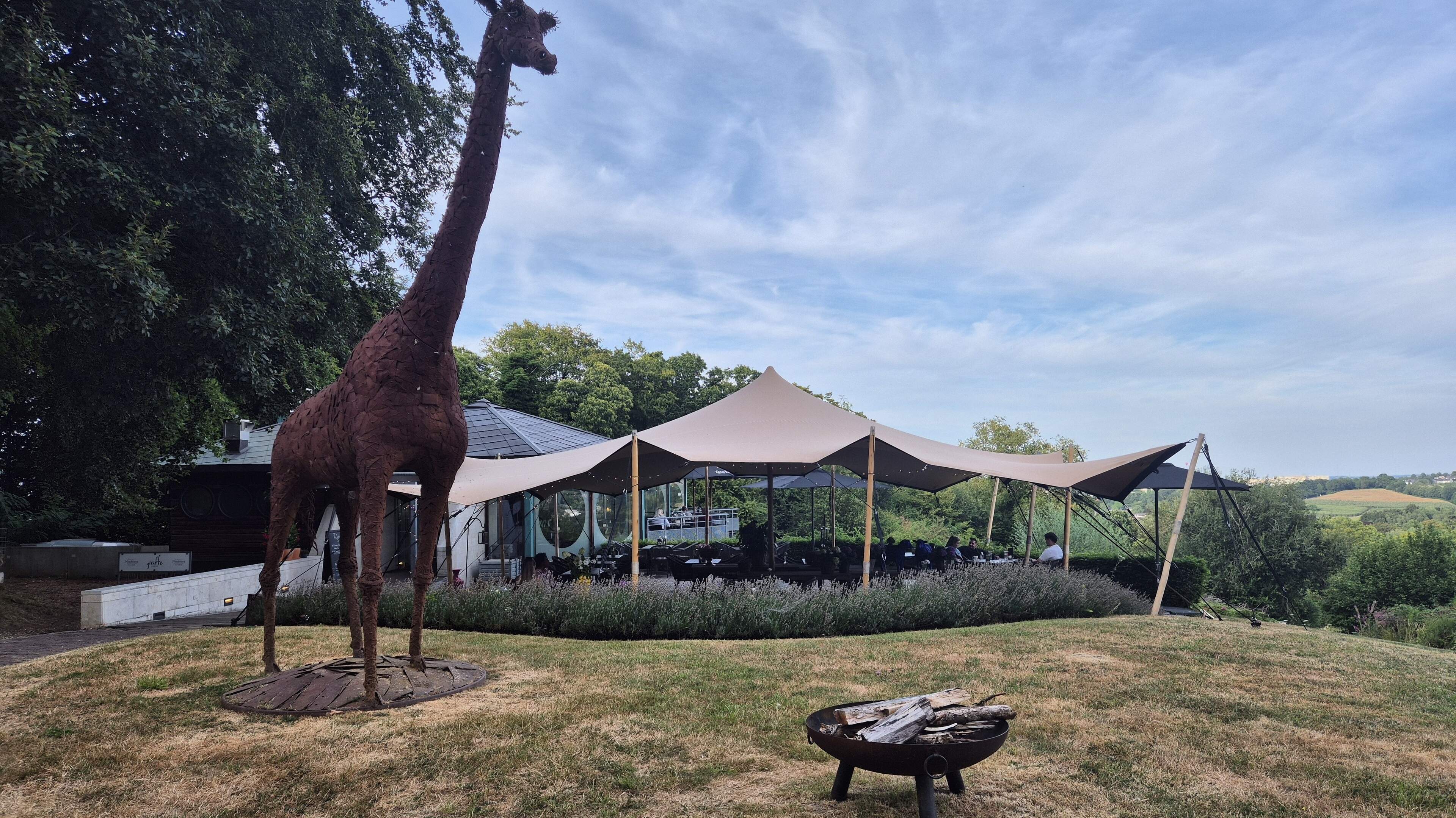 Het uitzicht bij heropende Giraffe Lodge in Vaals is fantastisch, het eten zit nog niet op dat nivea