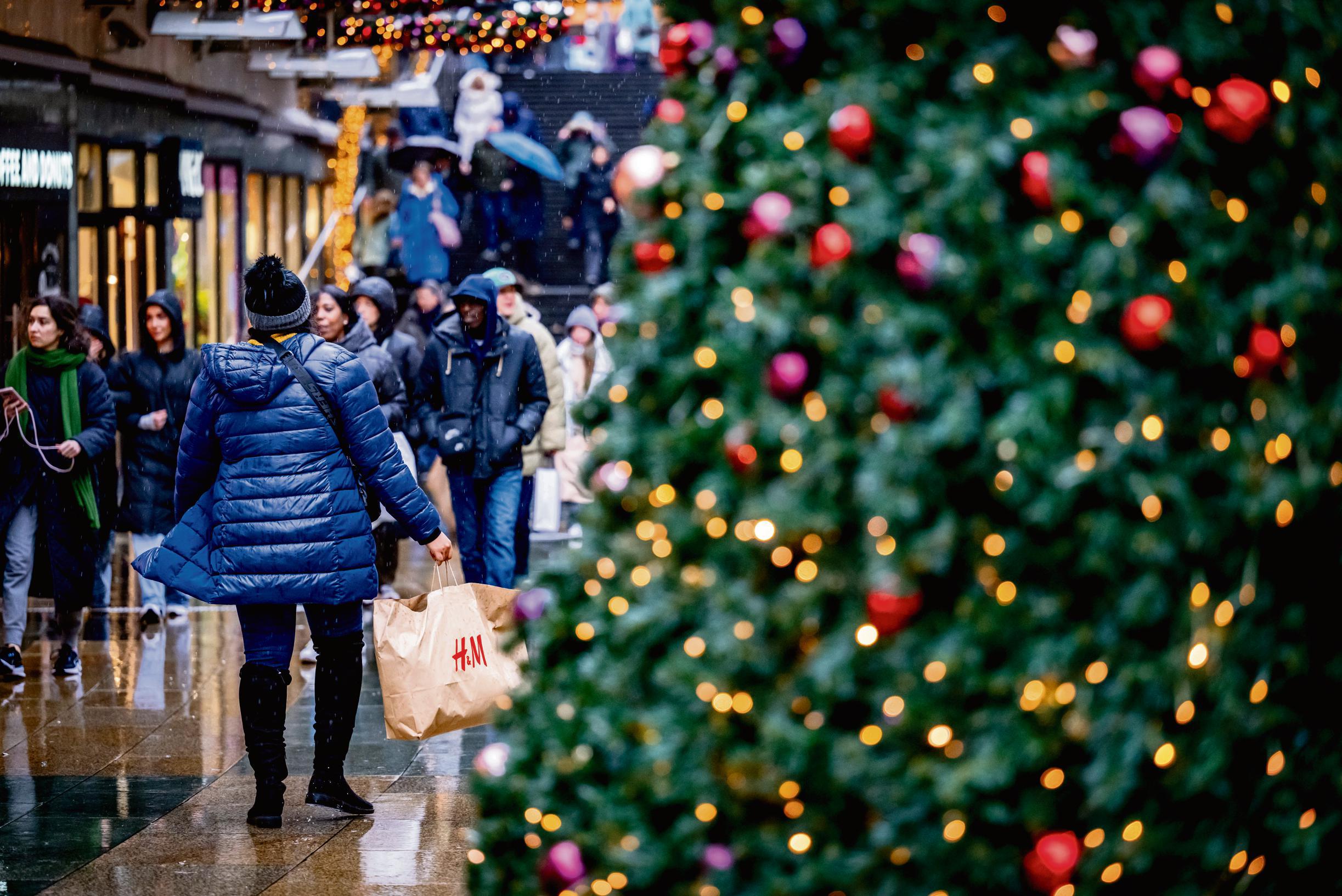 Kerstman geeft meer cadeautjes dan Sinterklaas, maar hoeveel geld geven