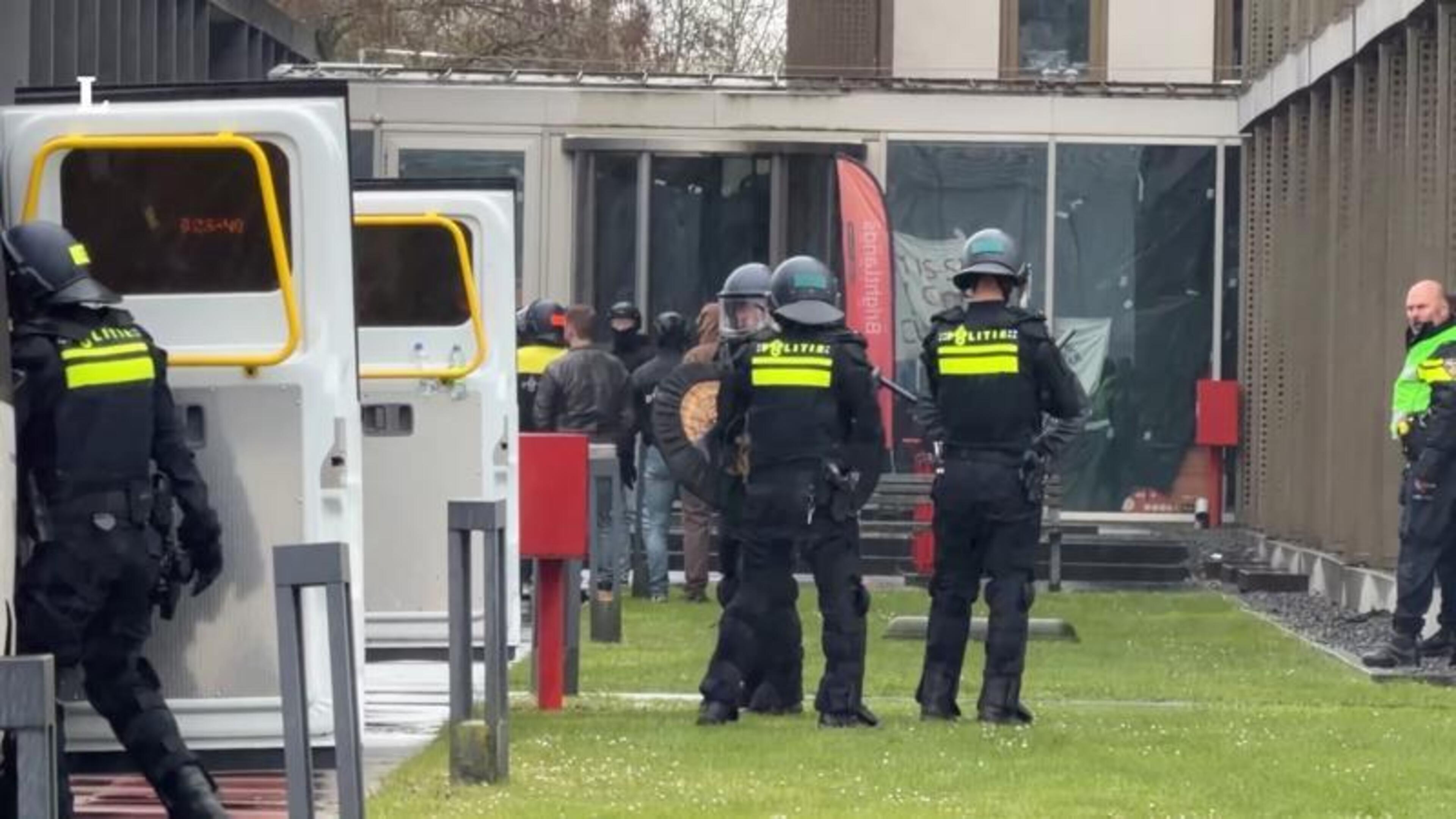 ME sleept bezetters van gebouw Universiteit Maastricht een voor een naar buiten