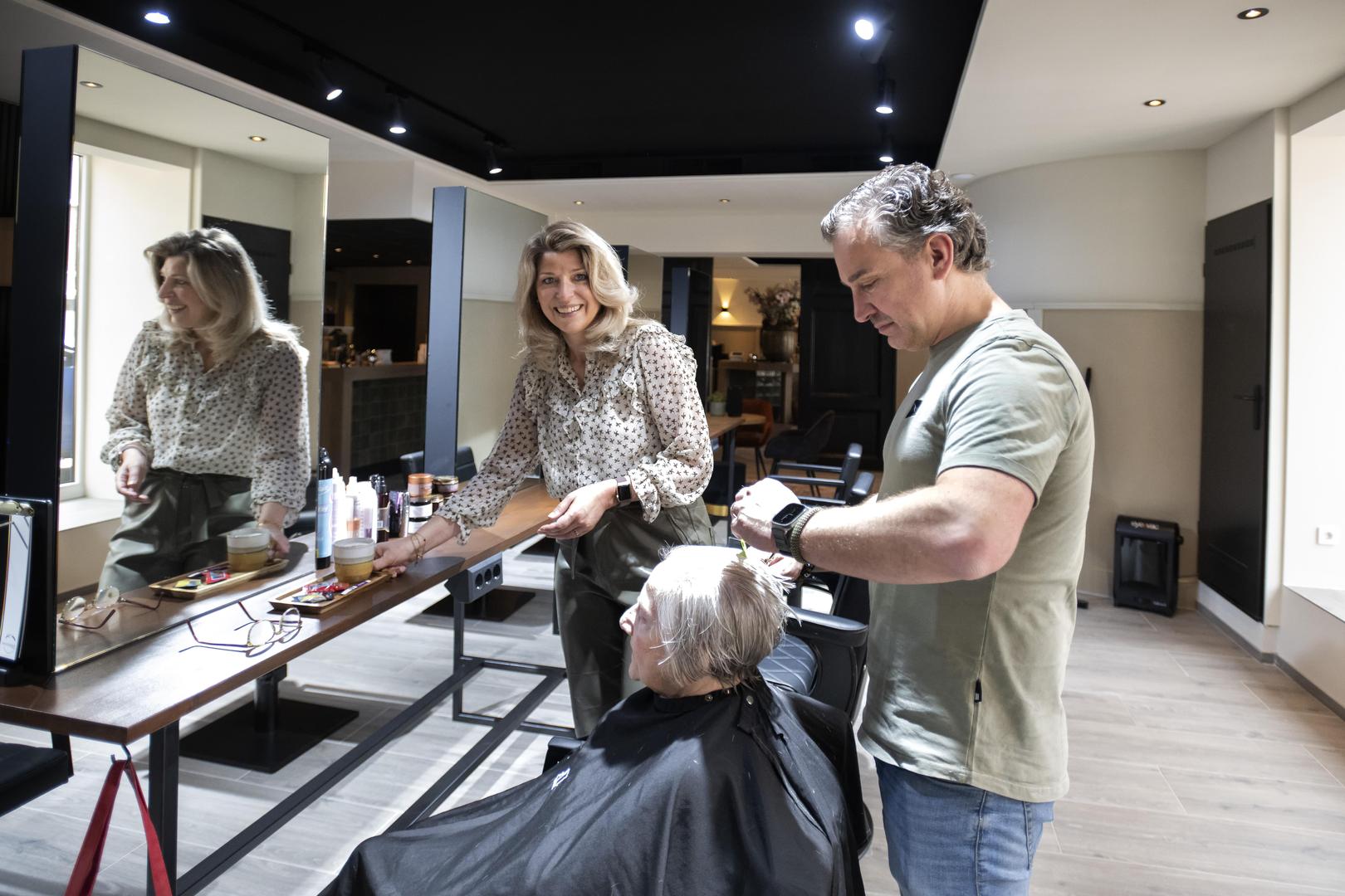 Kappers Wendy Verhijen en Danny Verheijen werken samen met chefkok Celina Zenden in hun zaak DanVer.