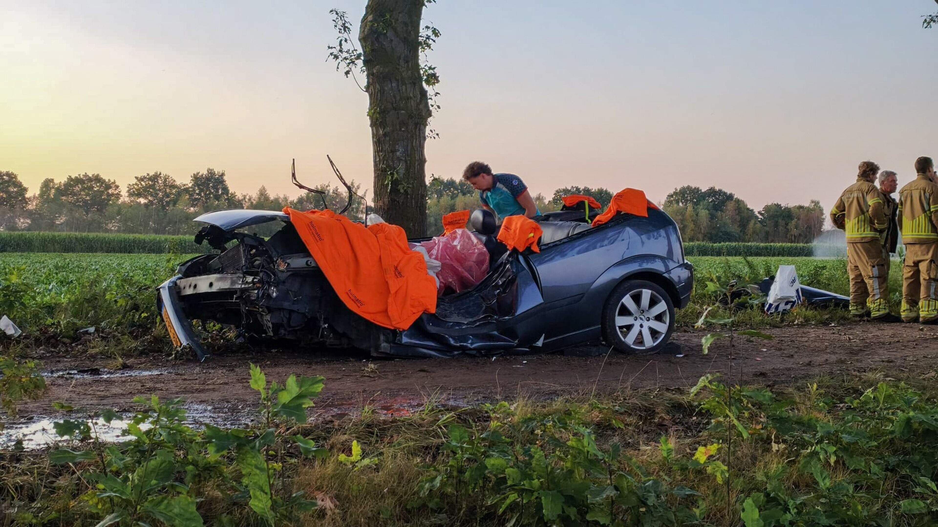 Auto botst tegen boom in Meijel, bestuurder gewond naar ziekenhuis