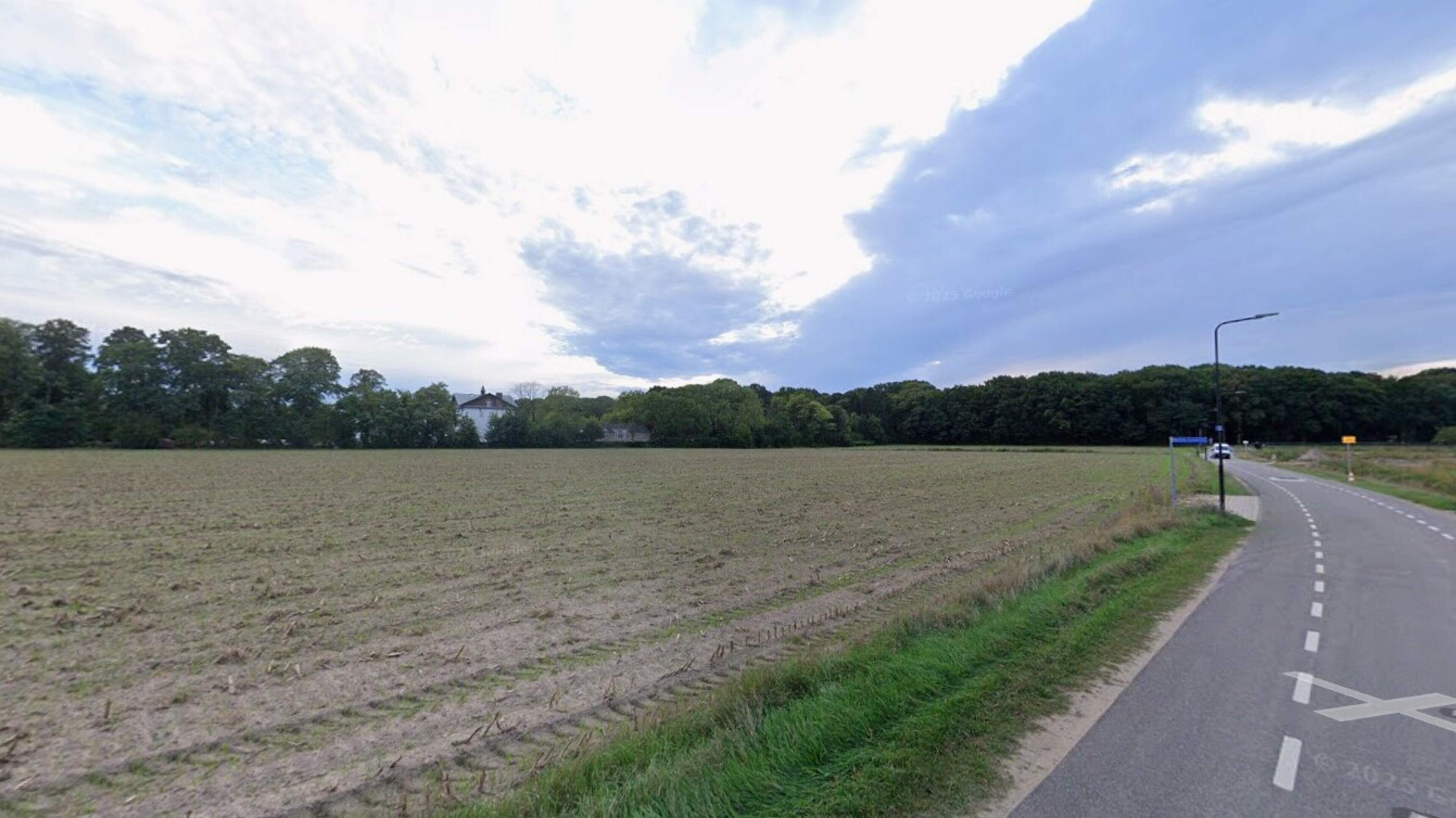 Sporthal Baarlo en basisschool De Diamant naar andere kant Napoleonsbaan, openbare school blijft op 