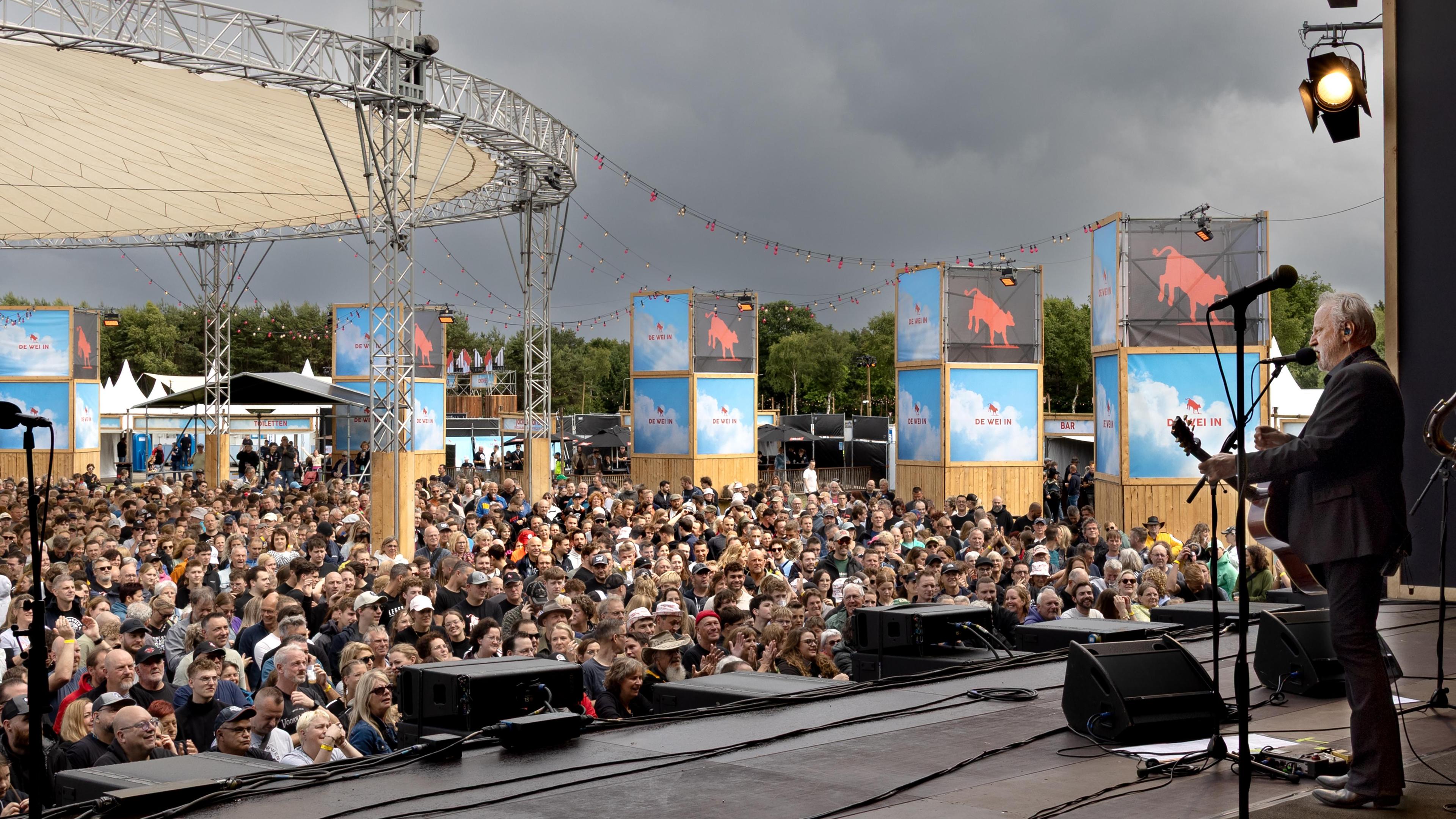 Met poncho en pils danst de jeugd bij jubilerend Rowwen Hèze: ‘Het is in onze eigen boerentaal, dat