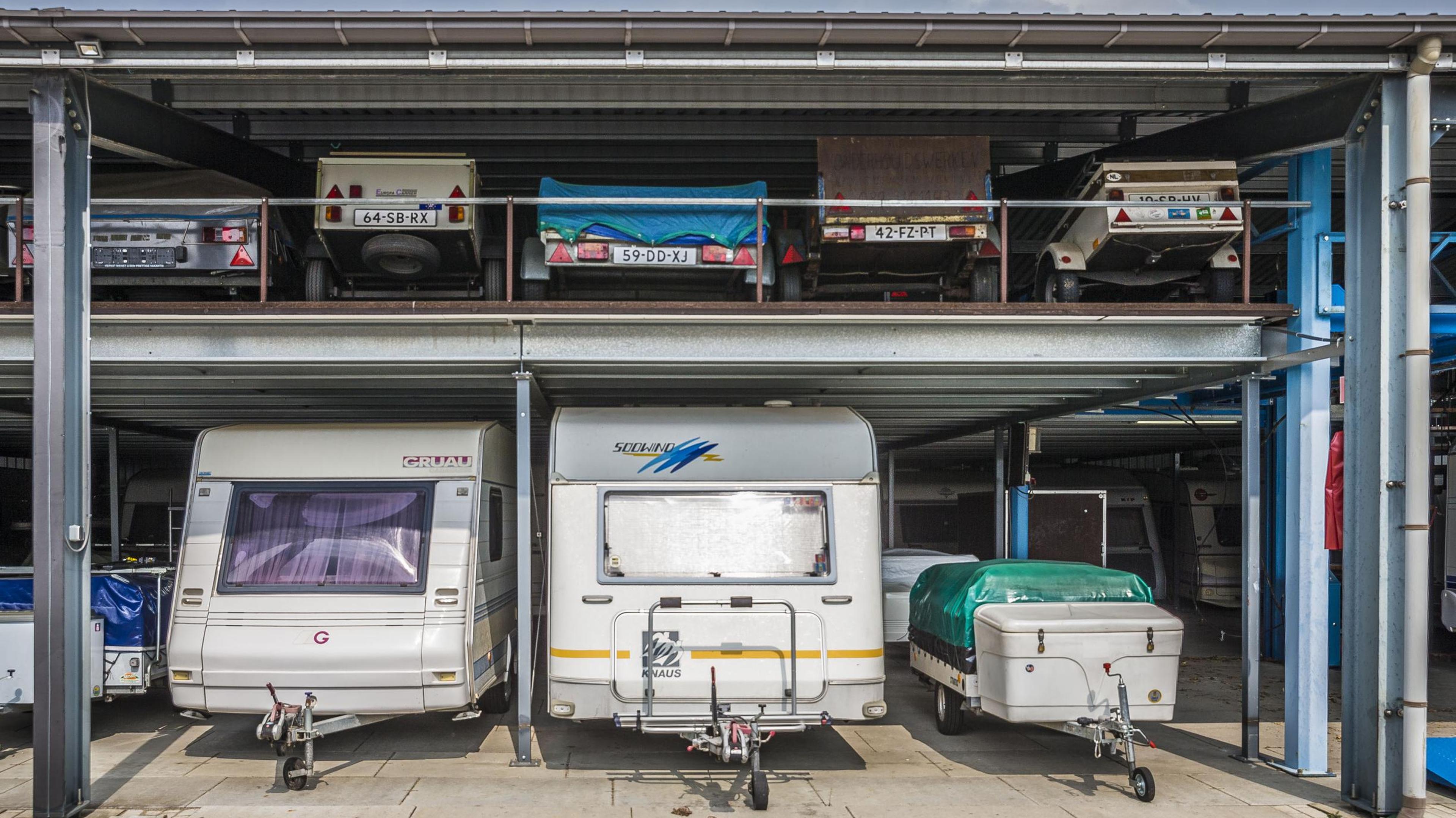 Venray legt opslag van onder meer caravans in gebouwen van vroegere boerenbedrijven aan banden