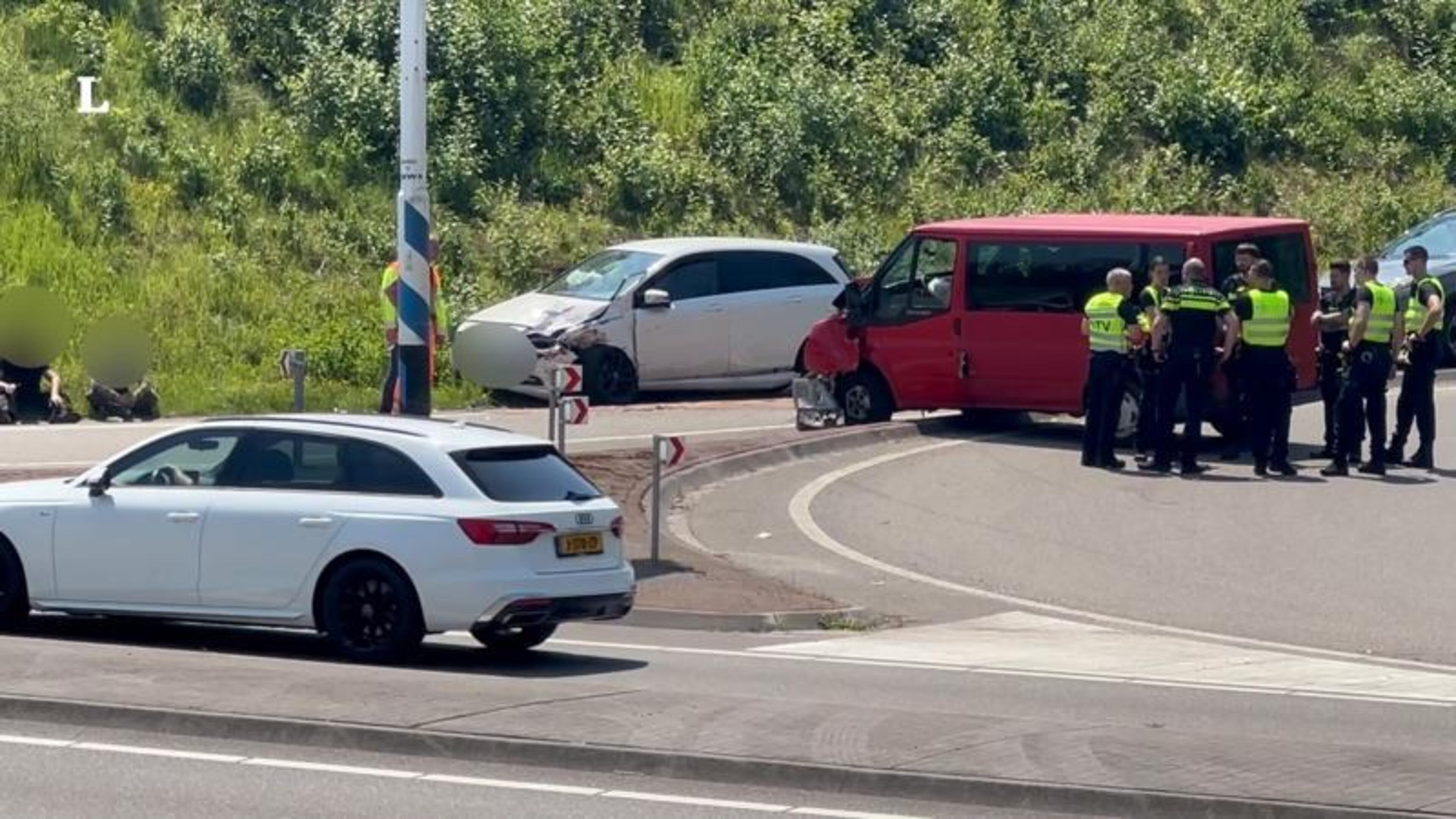 Aanrijding tussen busje en auto leidt tot aanzienlijke schade.