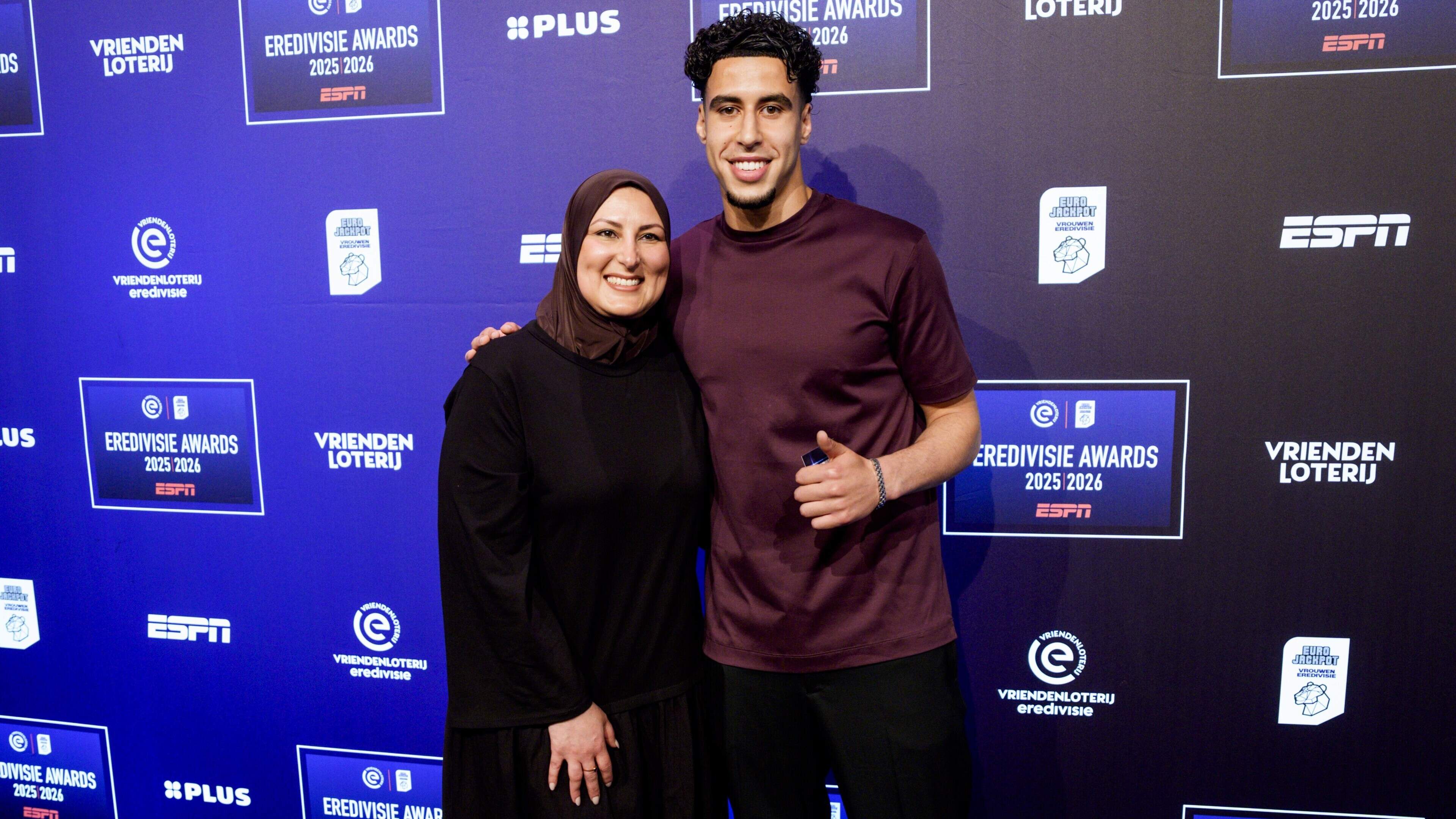 Sami Ouaissa uit Brunssum ziet Ajacied Mika Godts er met Talent van het Jaar-Award vandoor gaan
