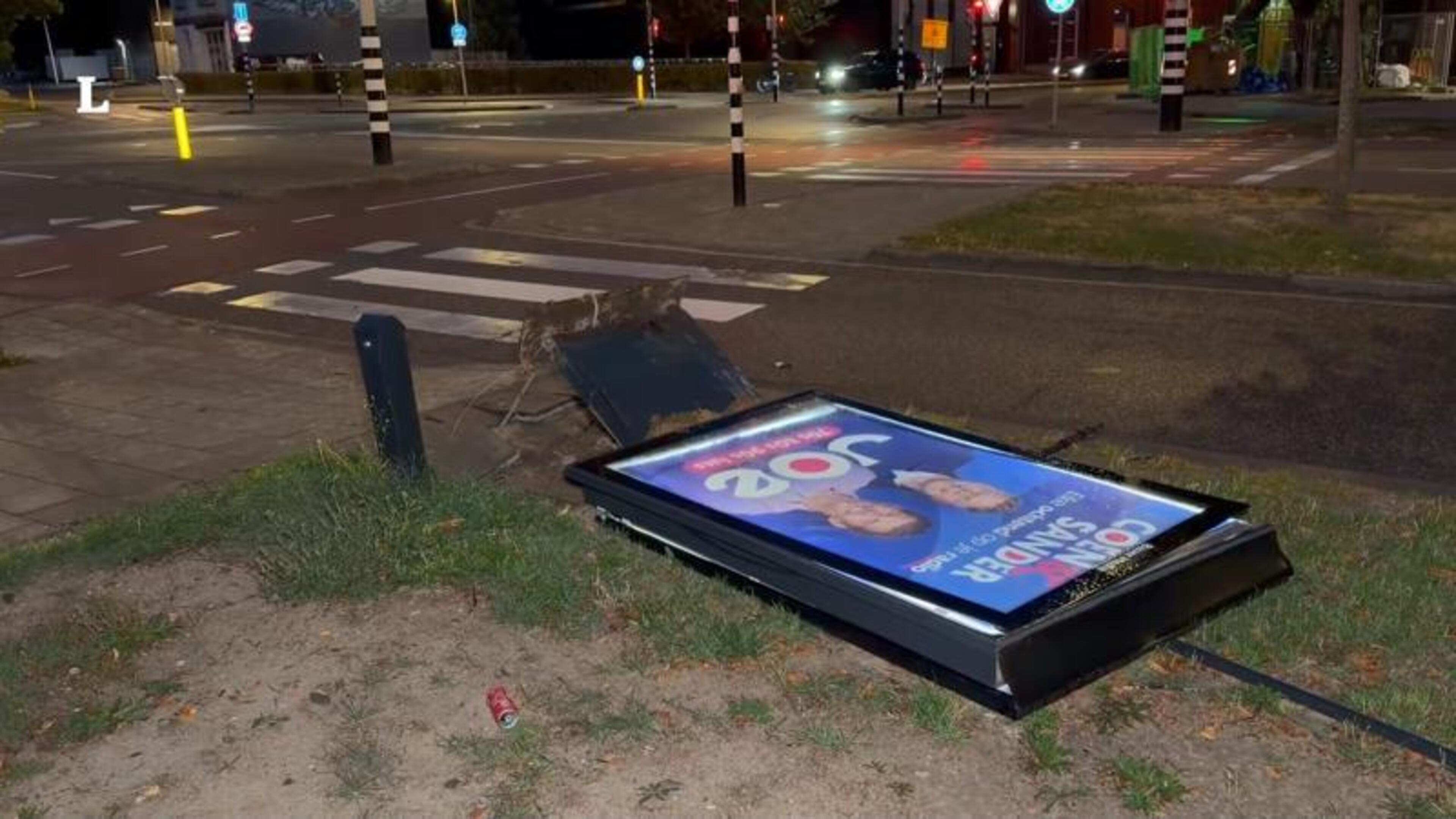 Reclamebord uit de grond gereden