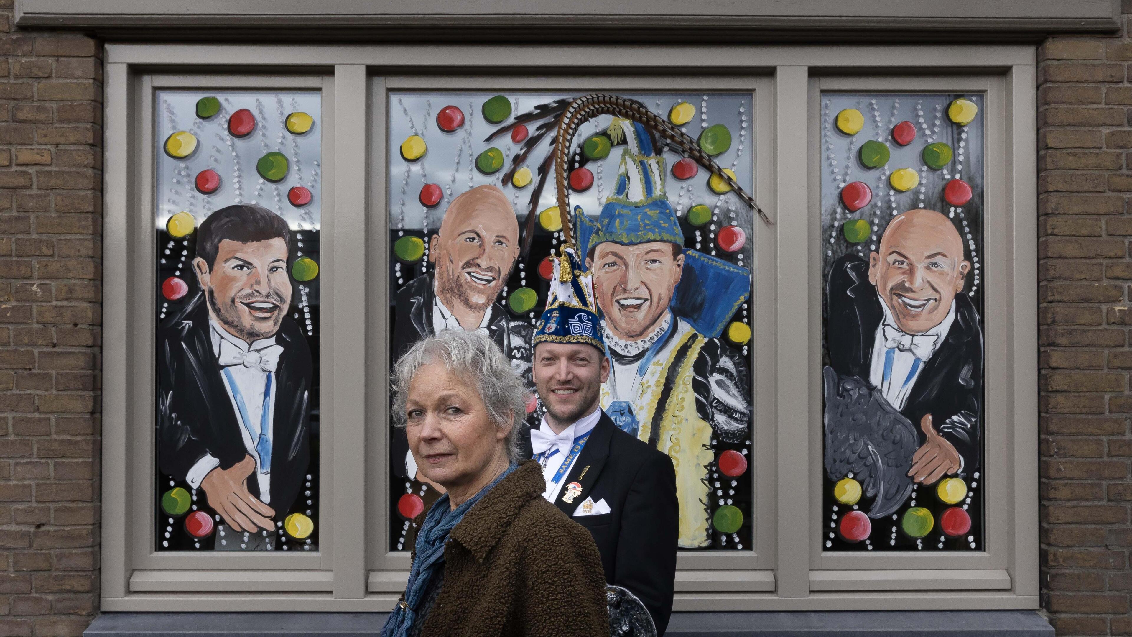 Met de vrolijke raamschilderingen van Marij uit Linne krijgt de vastelaovend van Eijsden tot de Mook