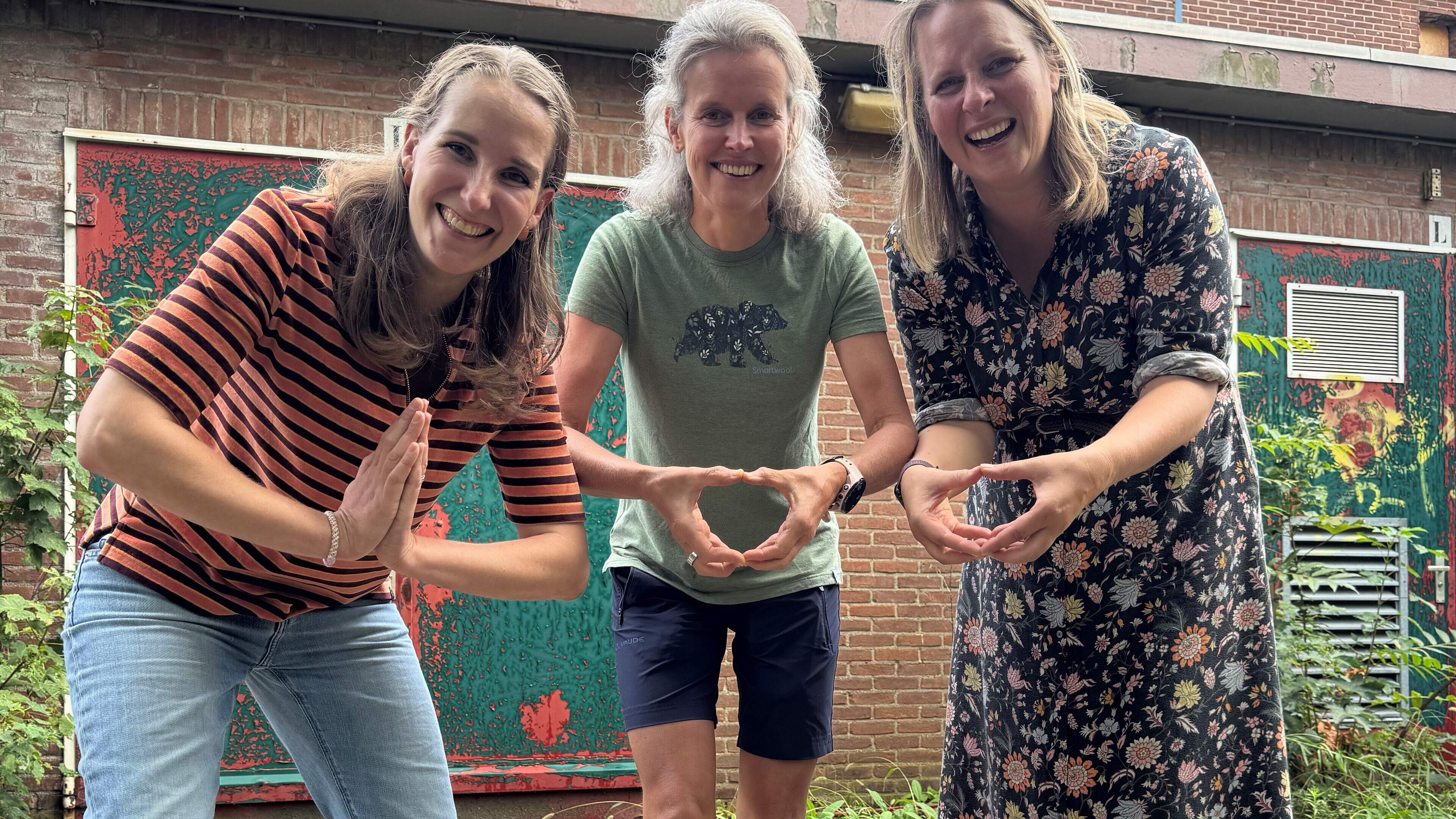 Peggy, Janneke en Patricia fietsen vanuit Roermond 100 kilometer langs de Maas voor slachtoffers van