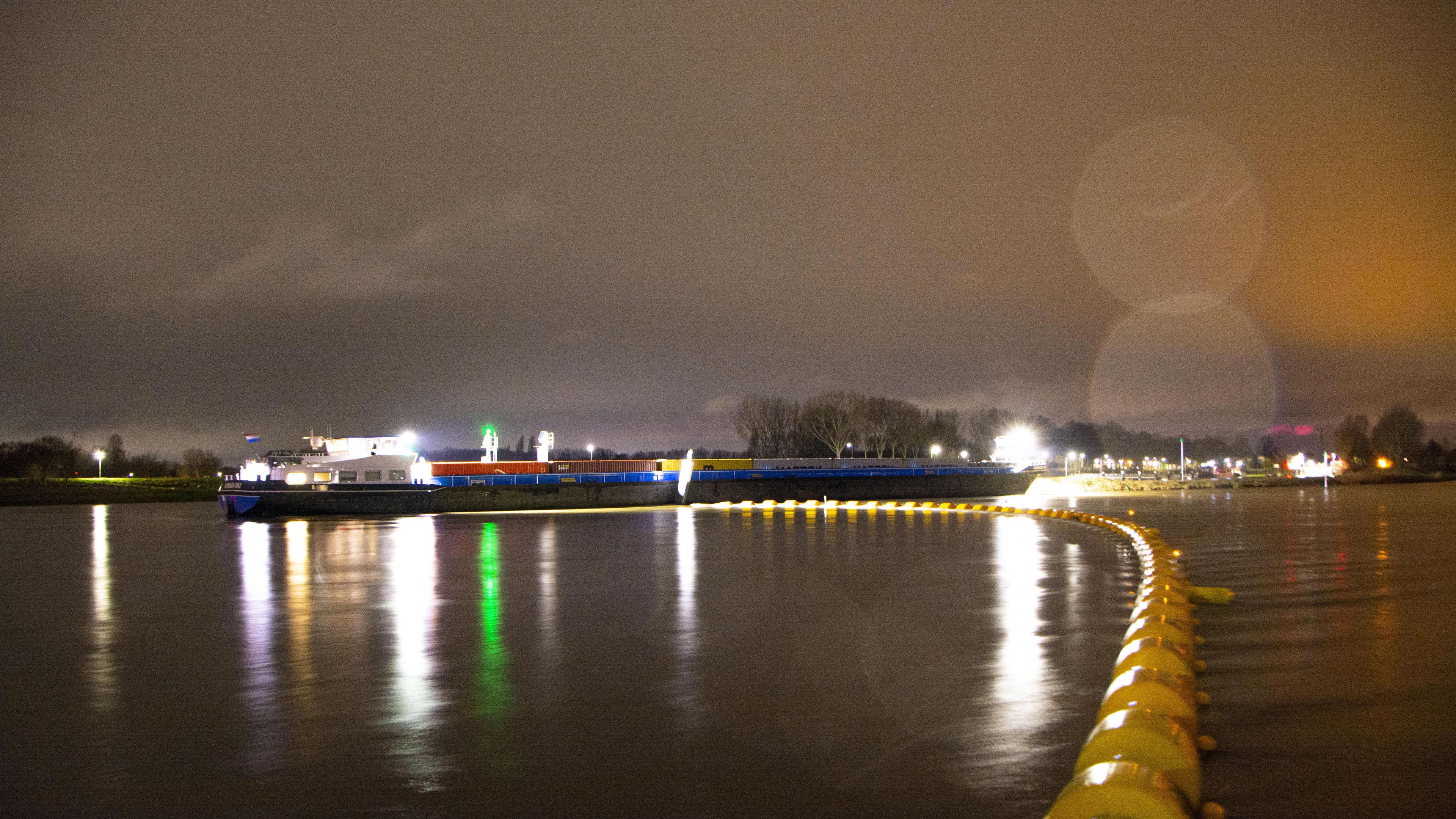Vrachtschip zit vast bij stuw in Roermond, waardoor er geen schepen kunnen varen tussen Linne en Roe