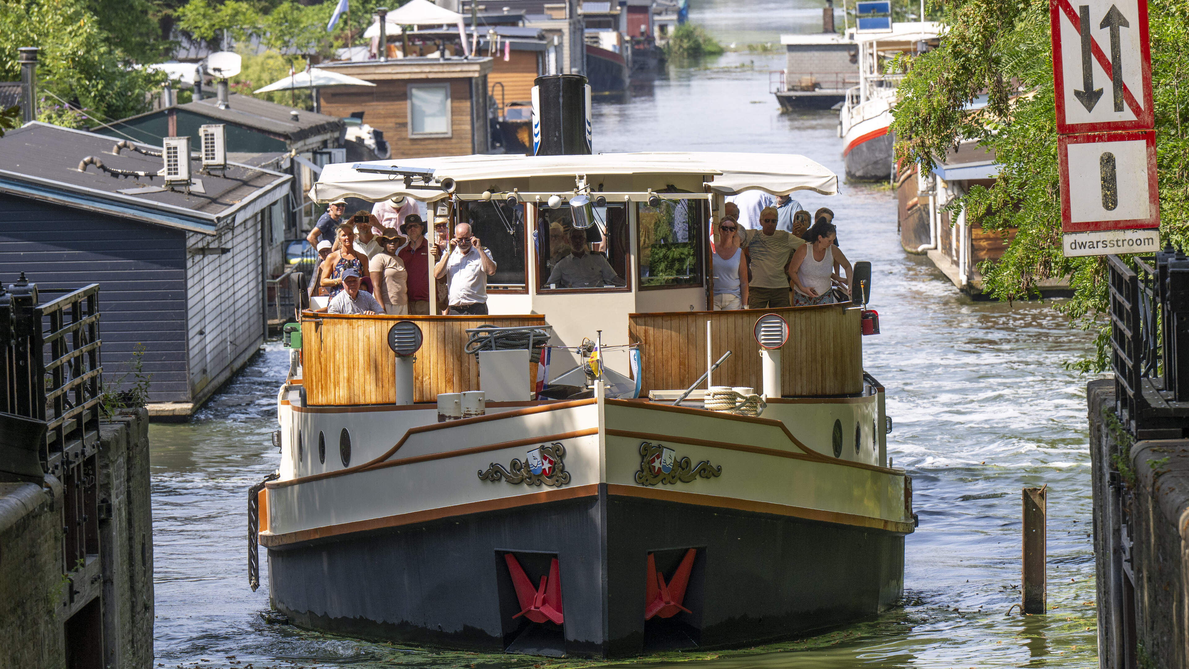 Van de hengelsportwinkel op de oever in Nederweert tot de sluiswachter met zwengel in Maastricht: 20