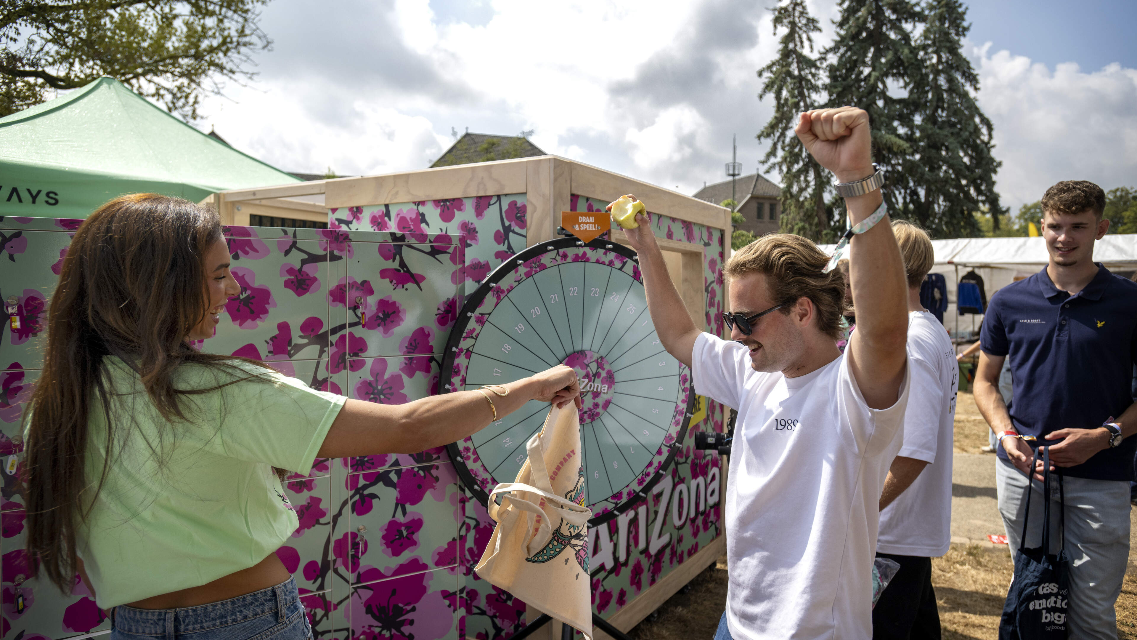 Van ladderwagen tot schuurspons: aan de start van introductieweek in Maastricht willen organisaties 