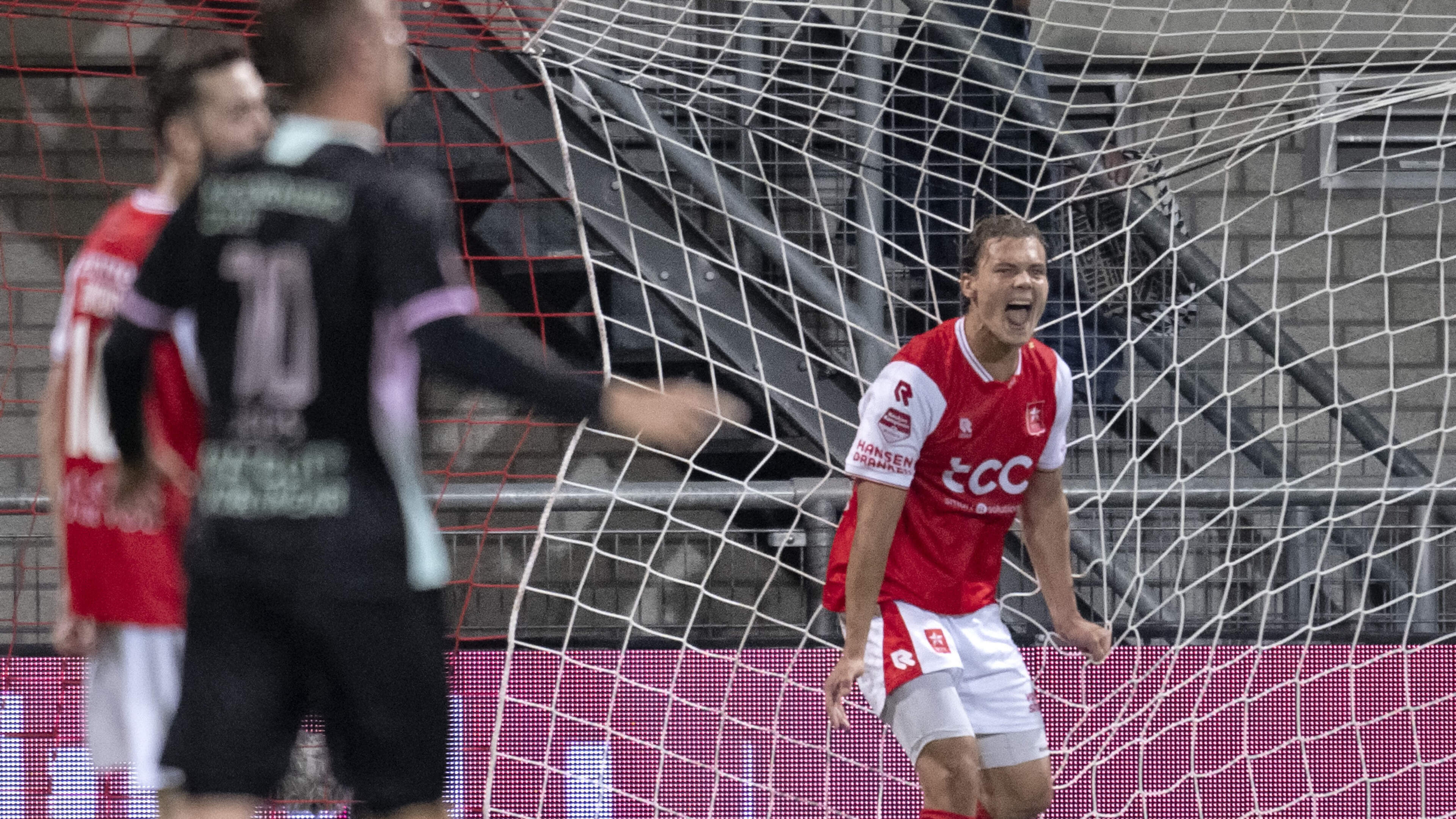 Piepjong duo van MVV speelt alsof het al jaren samen is, tot één misverstand de avond kleurt: ‘Ik dacht dat Sven in mijn rug zat’