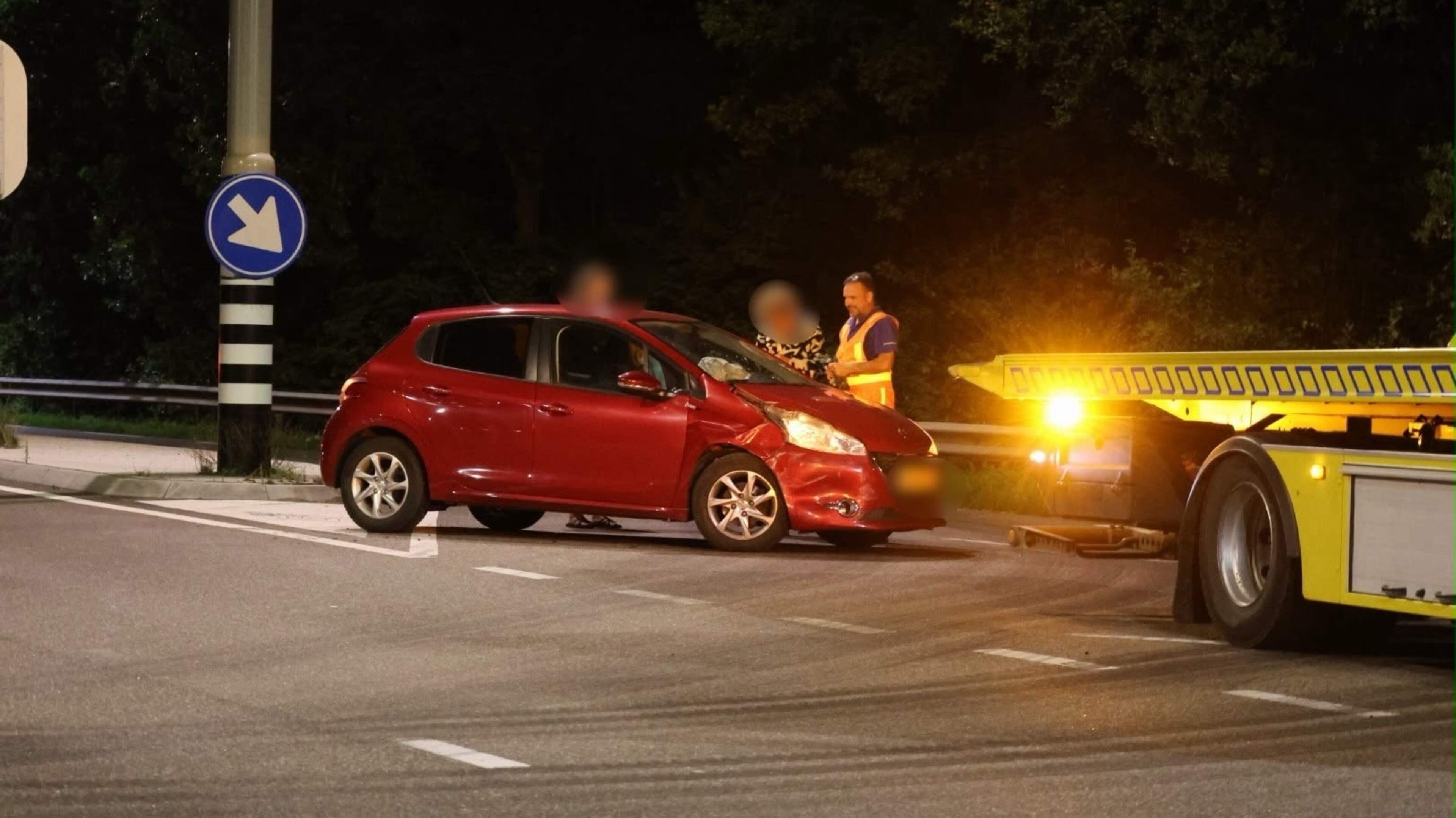 Forse schade bij botsing tussen twee auto’s op viaduct A73 in Venray