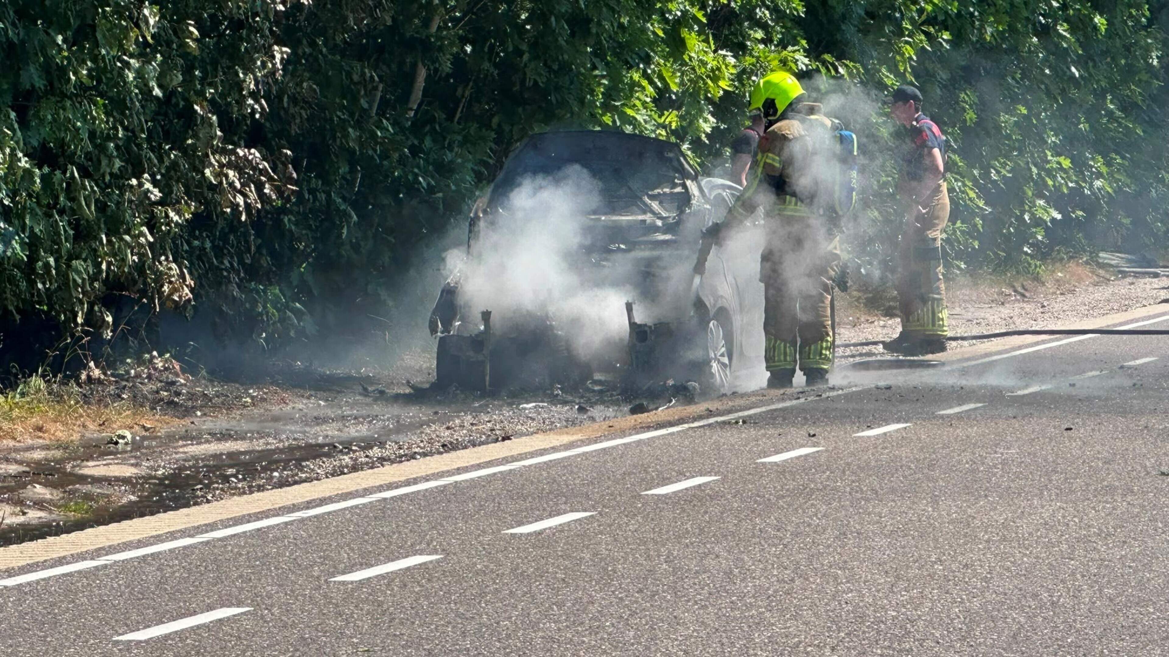 Auto vat vlam tijdens het rijden in Brunssum en brandt volledig uit