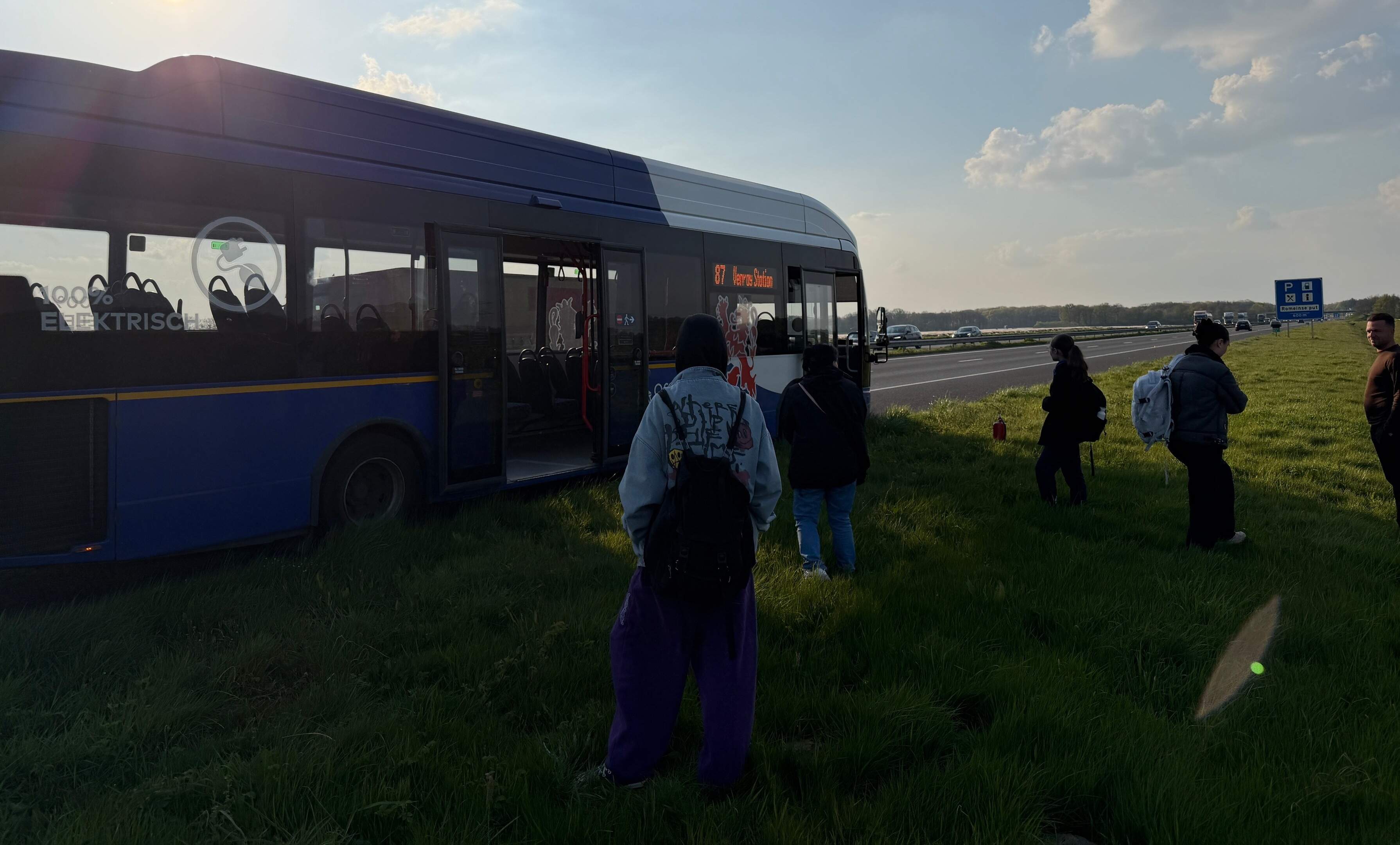 Arriva-bus krijgt klapband op A73: bestuurder van bestelbusje brengt inzittenden naar station Venray