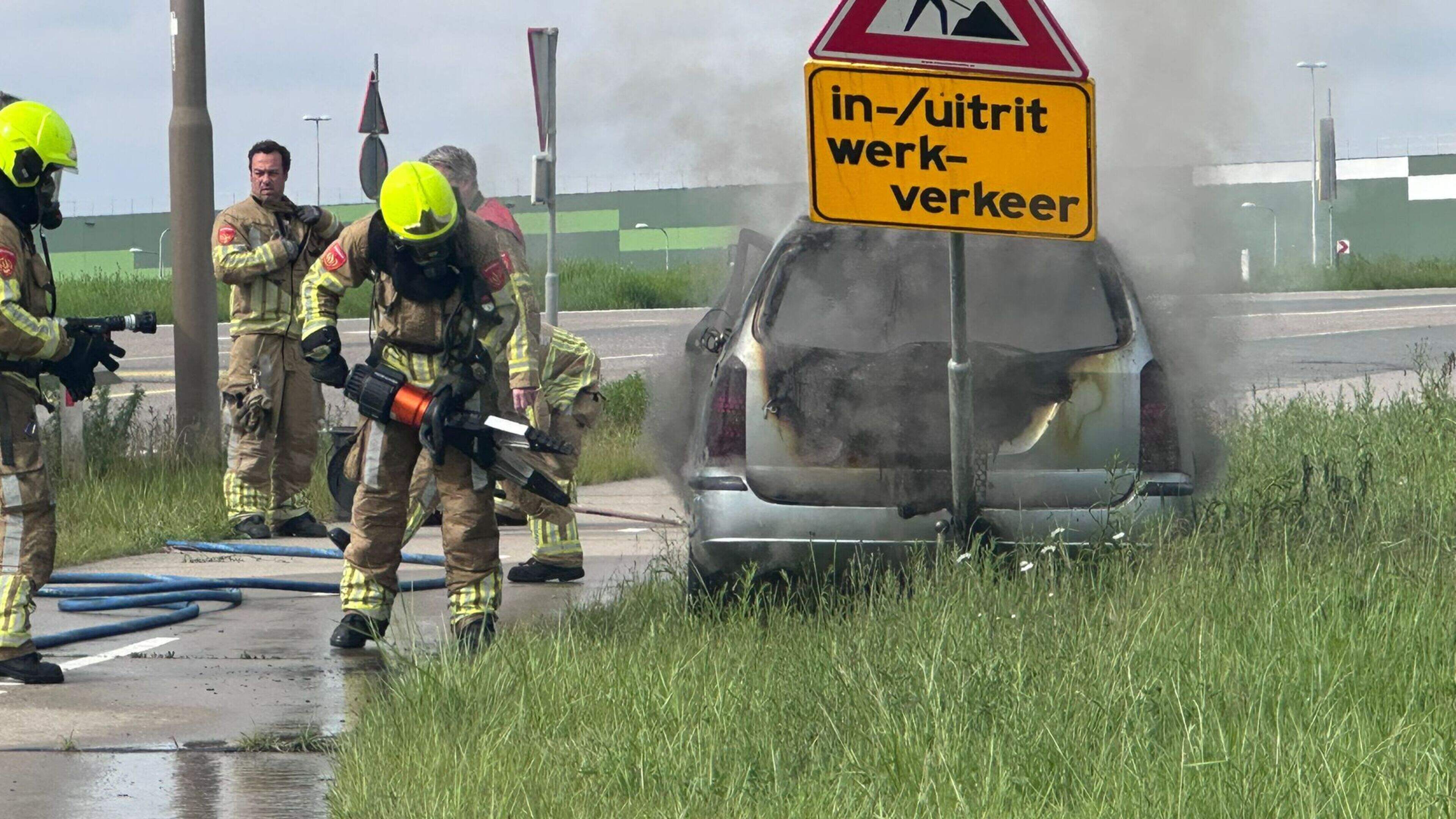 Auto vat vlam tijdens rijden in Susteren