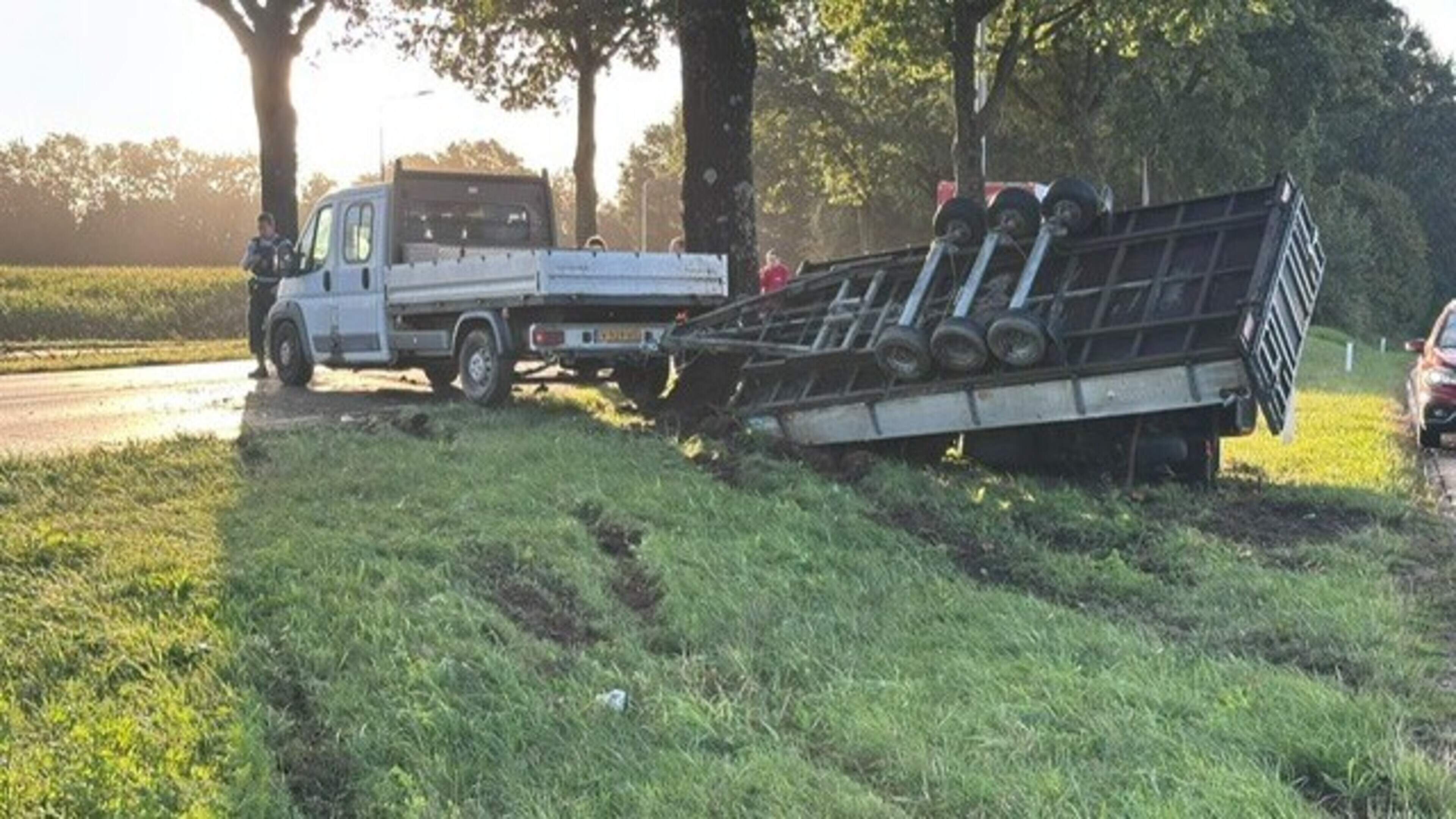 Botsing tussen auto en busje op N276 bij Doenrade