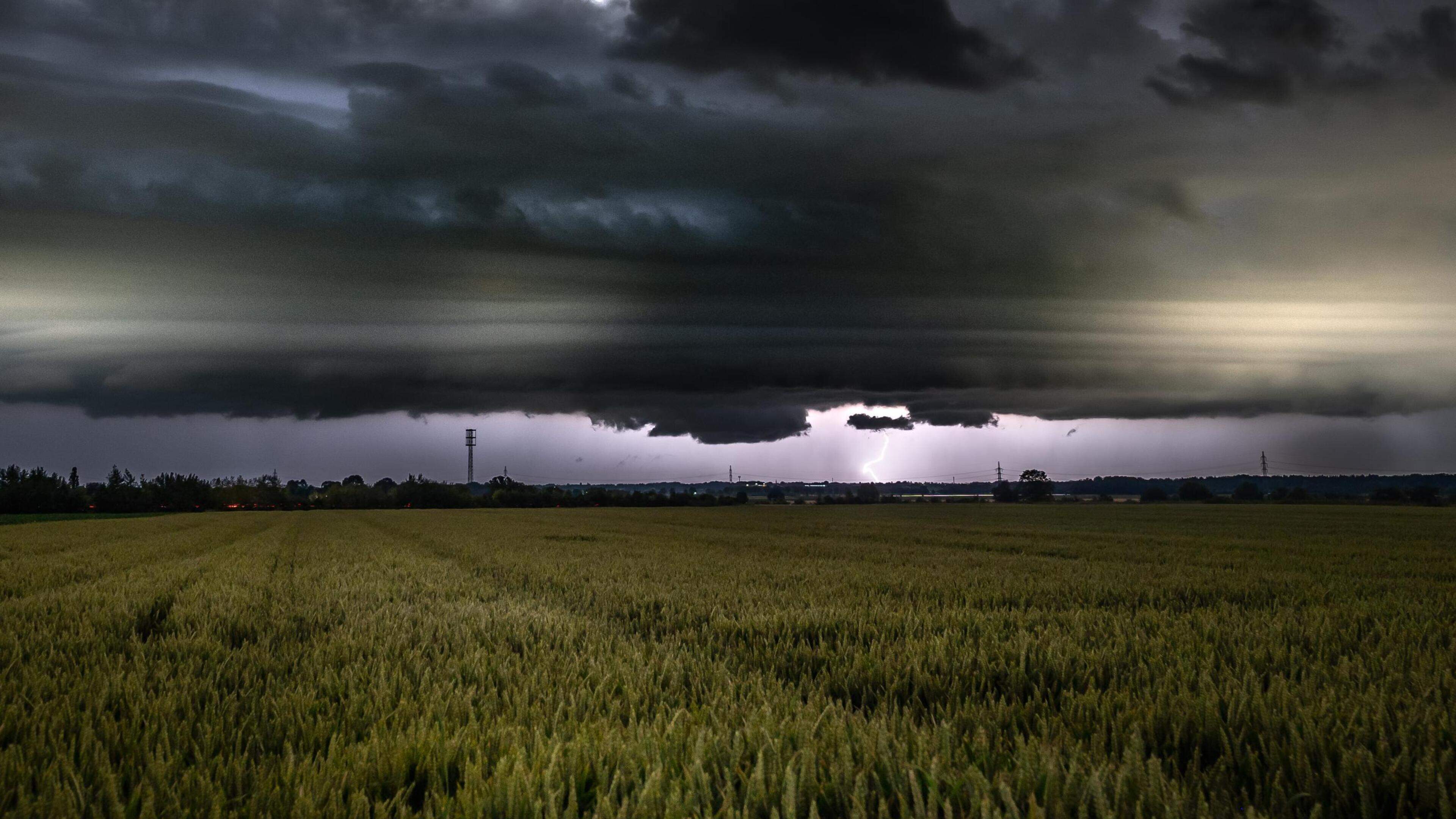 Stormjager Wouter van Bernebeek (34) uit Mook over uitzonderlijke landelijke onweersnacht: ‘Vroeger 
