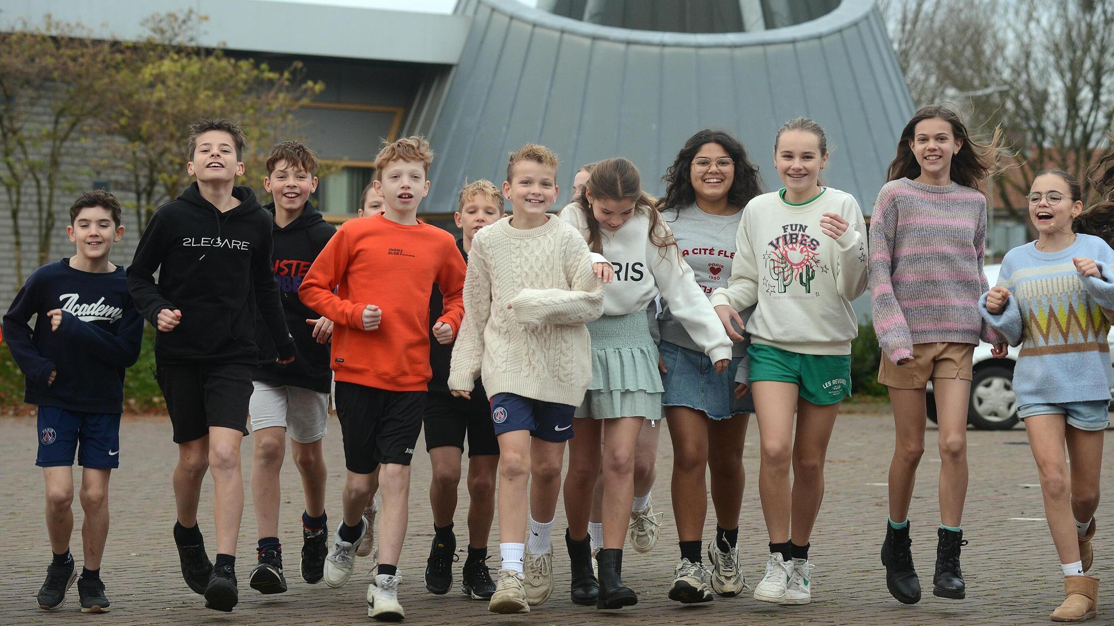 Overlever Clem (11) uit Baarlo wil lotgenootjes helpen en zet strijd tegen botkanker voort in korte 
