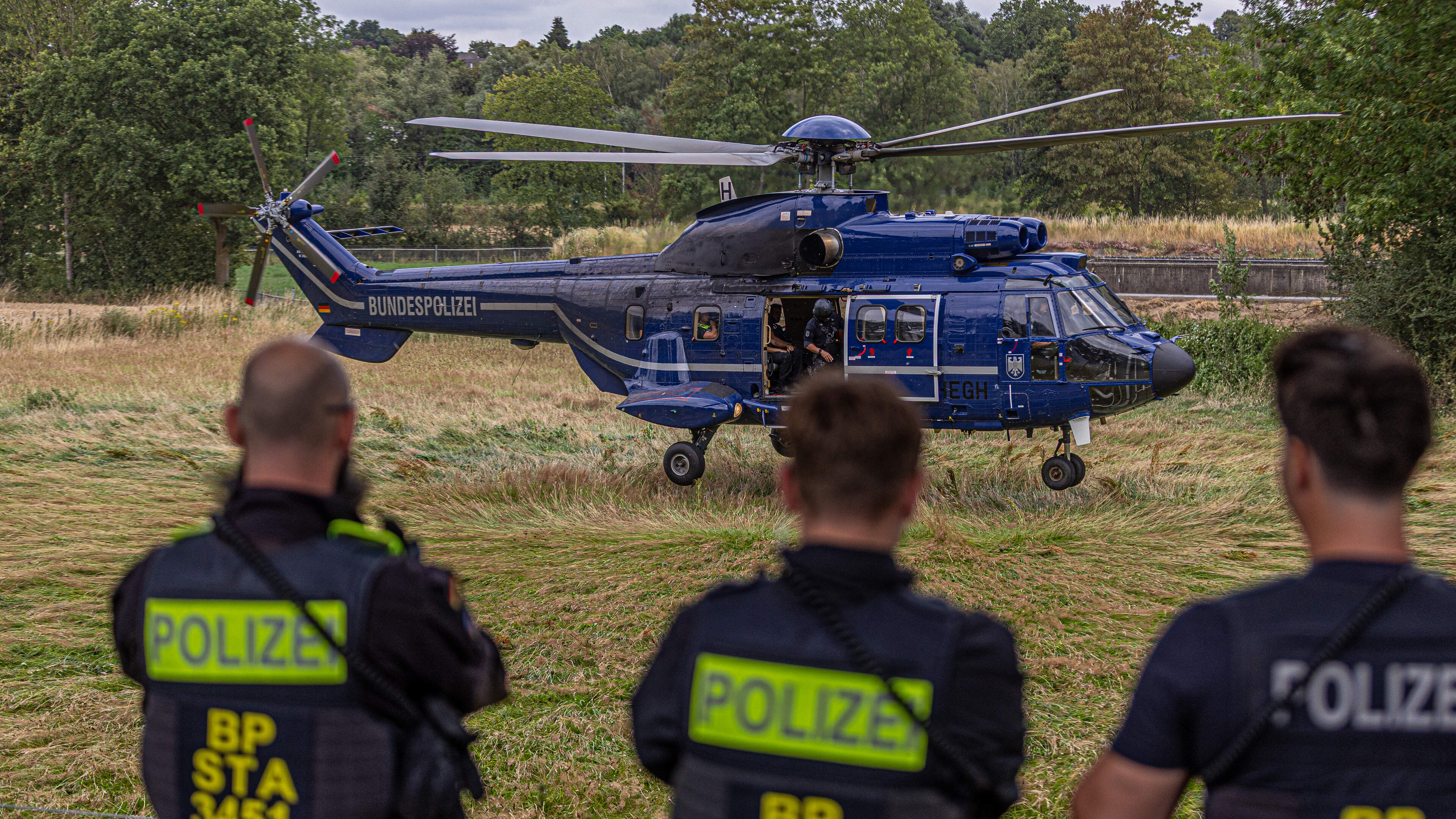 Tussen de maïsvelden of in een piepklein kerkdorpje? Duitse helikopters gaan Limburgse sluiproutes n
