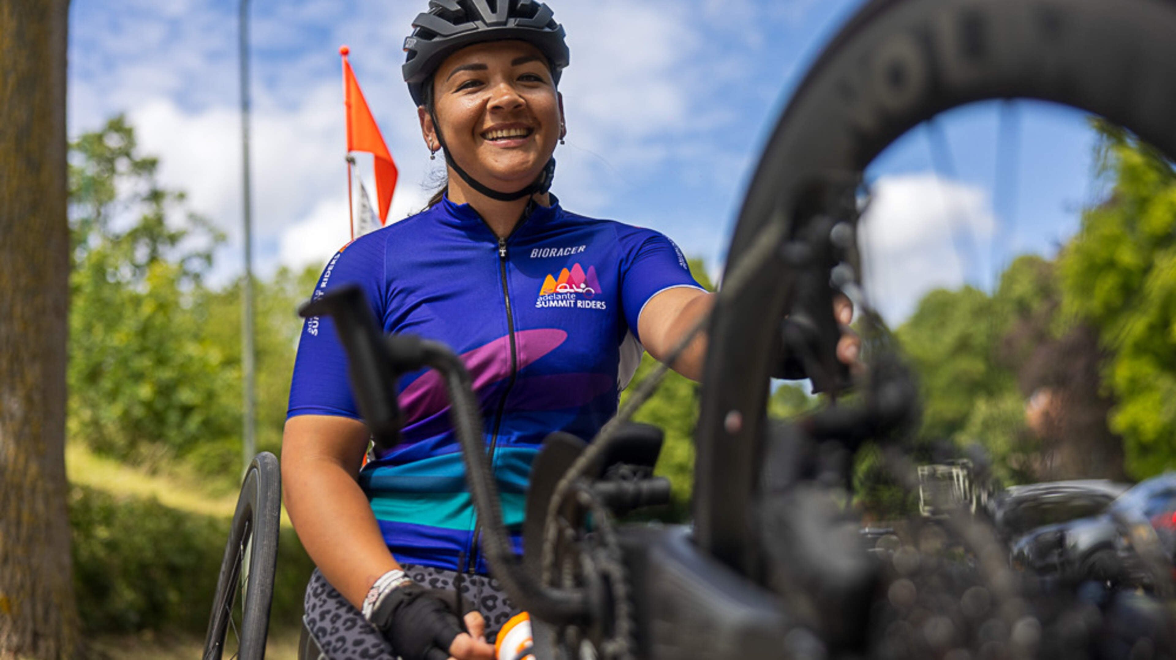 Handbiker Peggy (34) uit Weert verloor haar benen door een vleesetende bacterie: ‘Ik wilde mijn kind
