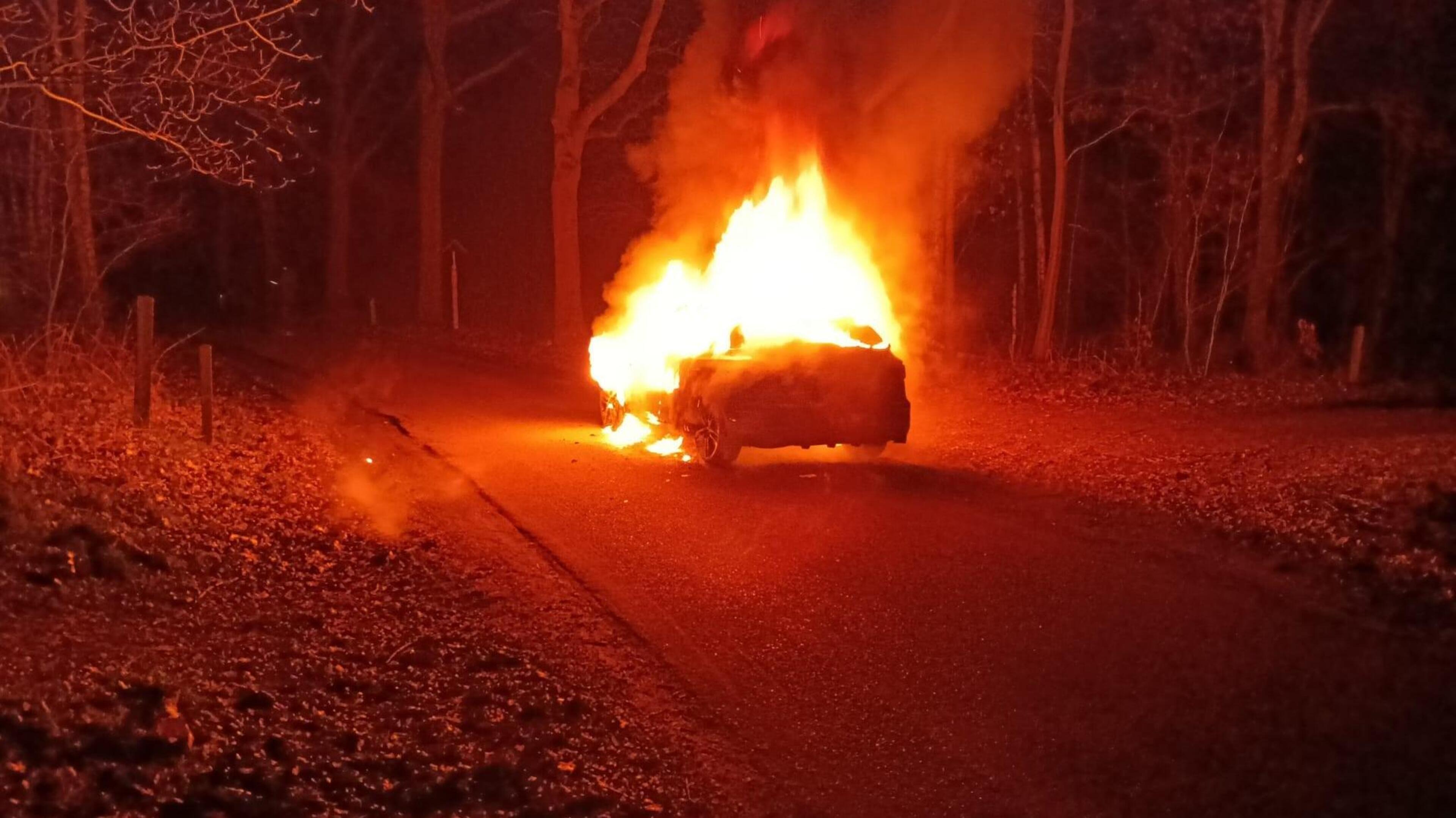 Auto vliegt tijdens rijden in brand in Swalmen