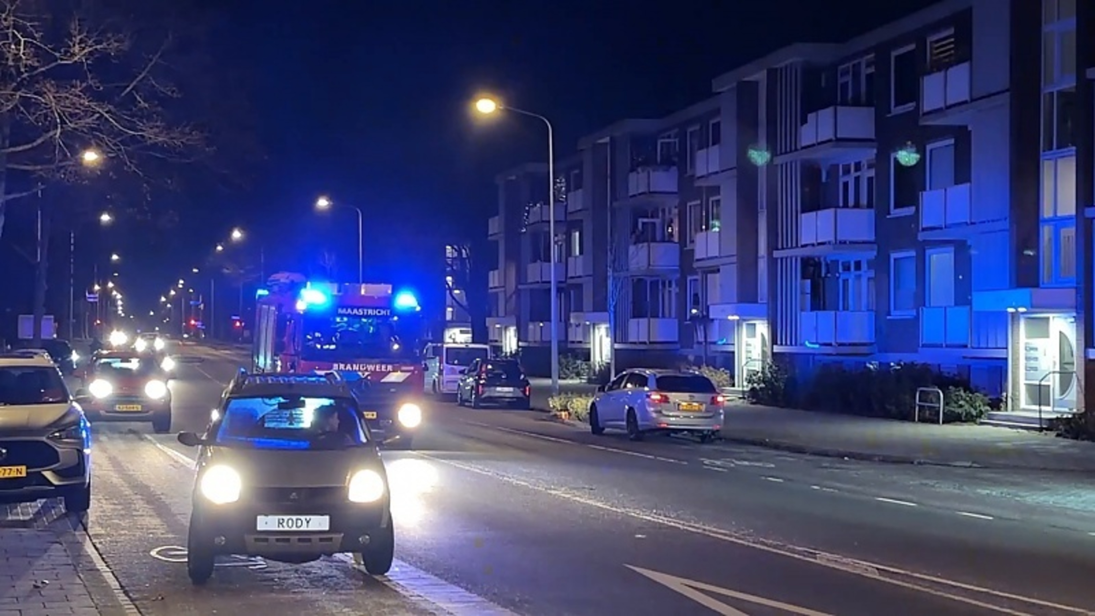 Auto botst tegen lantaarnpaal in Maastricht