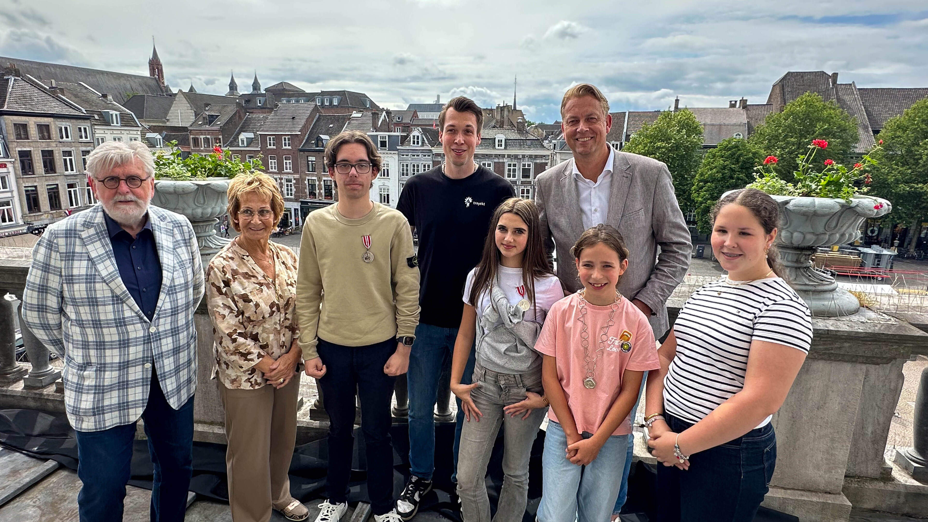 Emma (12) en Lars (16) ontvangen jeugdlintje voor hun enthousiaste en verbindende inzet in Maastrich
