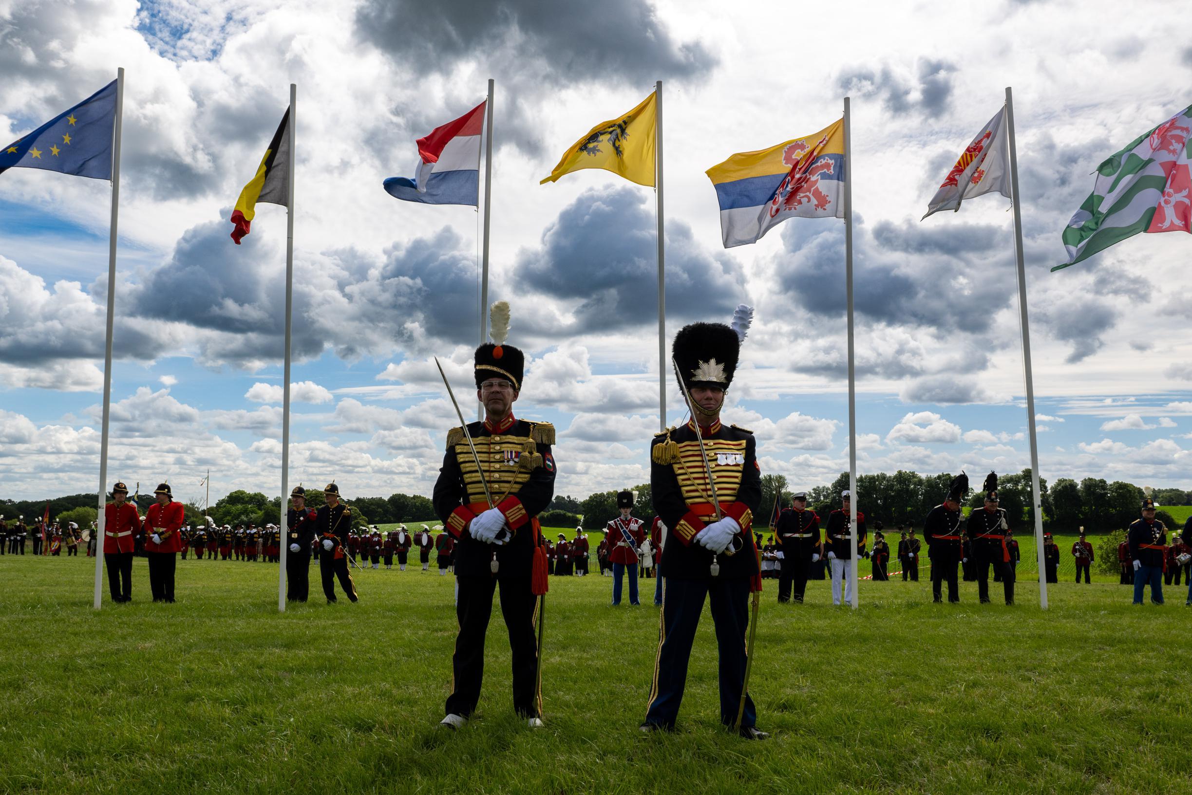 OLS 2024 in Doenrade officieel geopend met vaandelparade, maar bij het hijsen van de Limburgse vlag 
