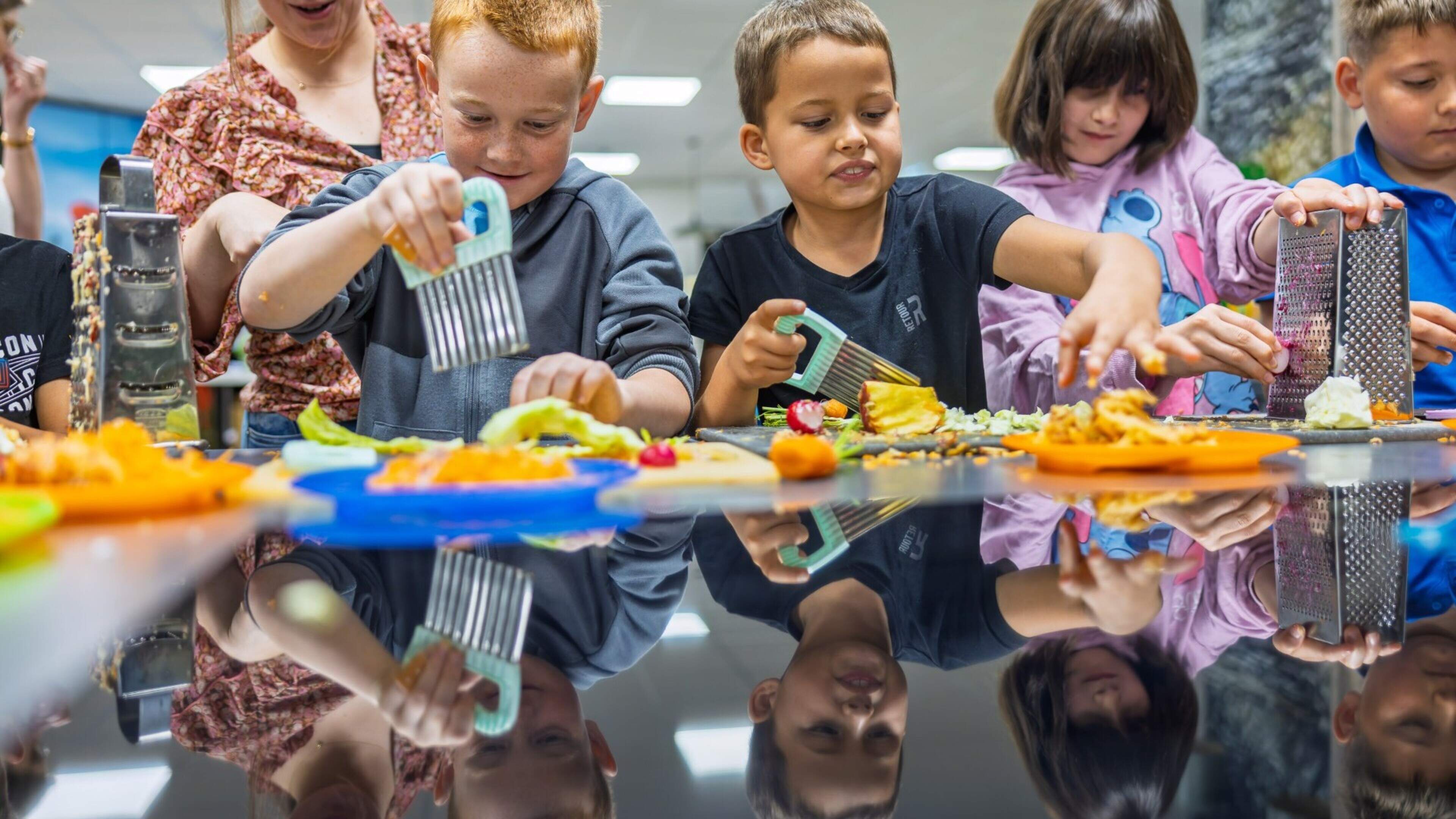 Kok in de Klas laat kinderen op basisschool Heerlen proeven hoe lekker gezond voedsel is: ‘Er bestaa