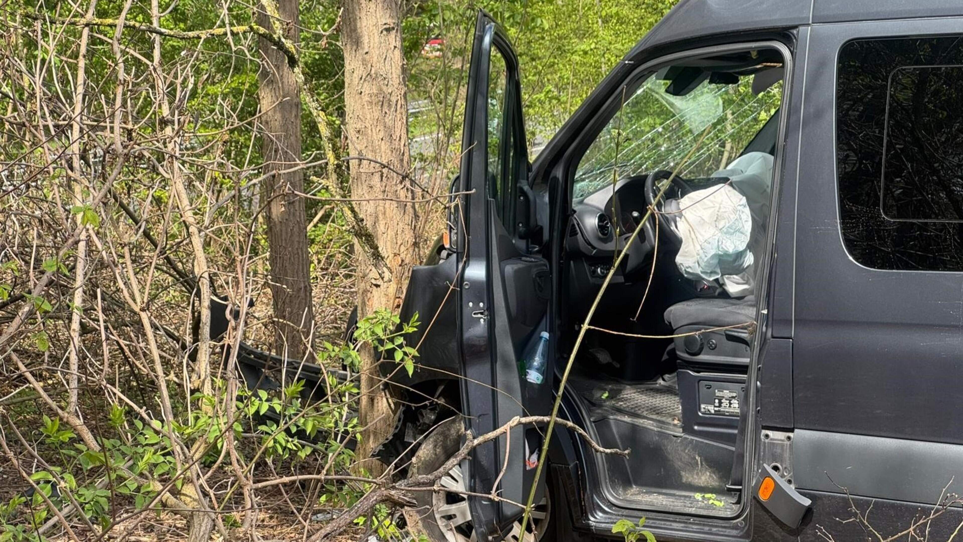 Bestuurder busje raakt gewond bij botsing tegen boom in Heerlen