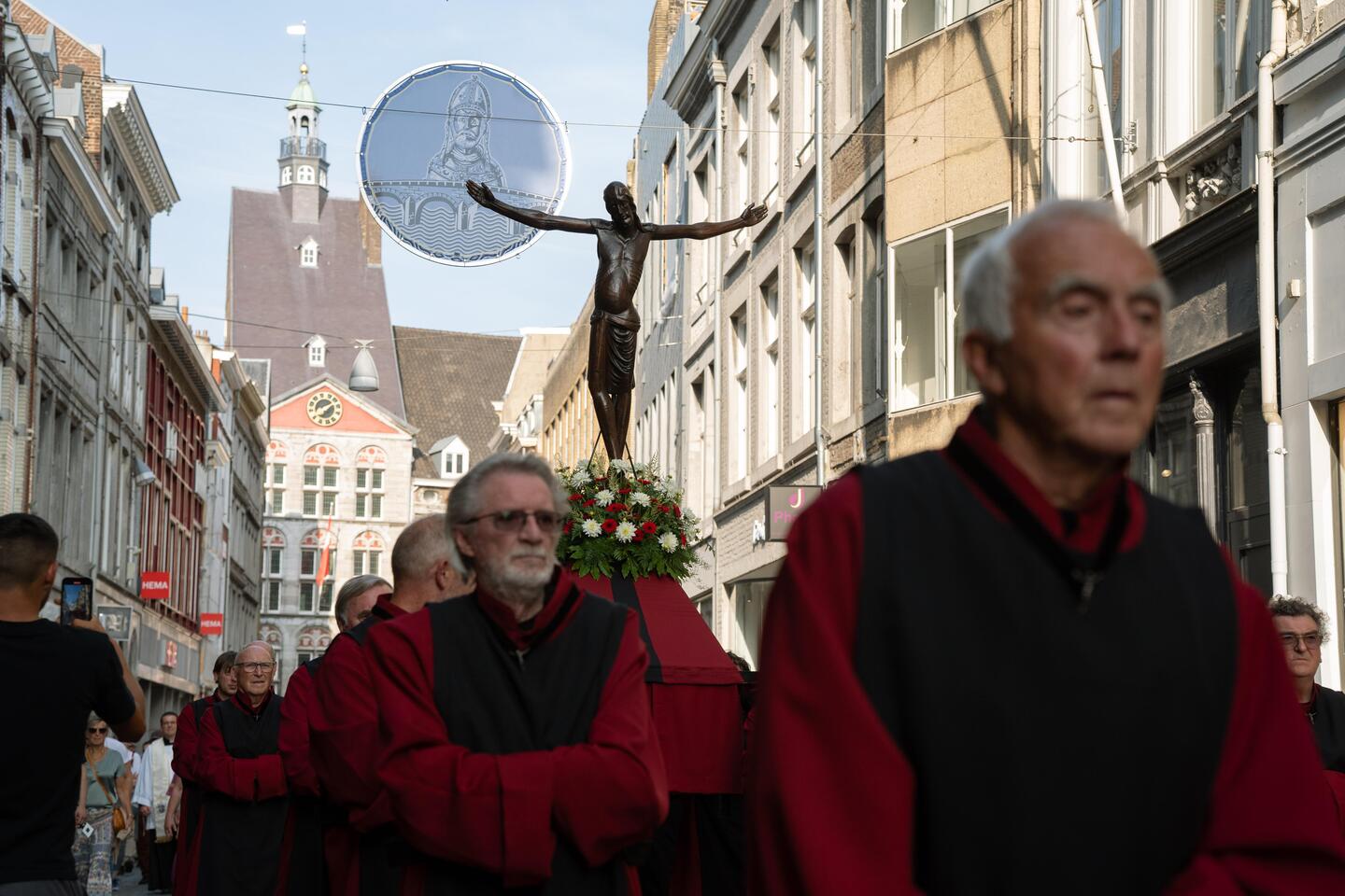 Stadsdevoties Maastricht verzamelen zich op het Vrijthof voor opening ...