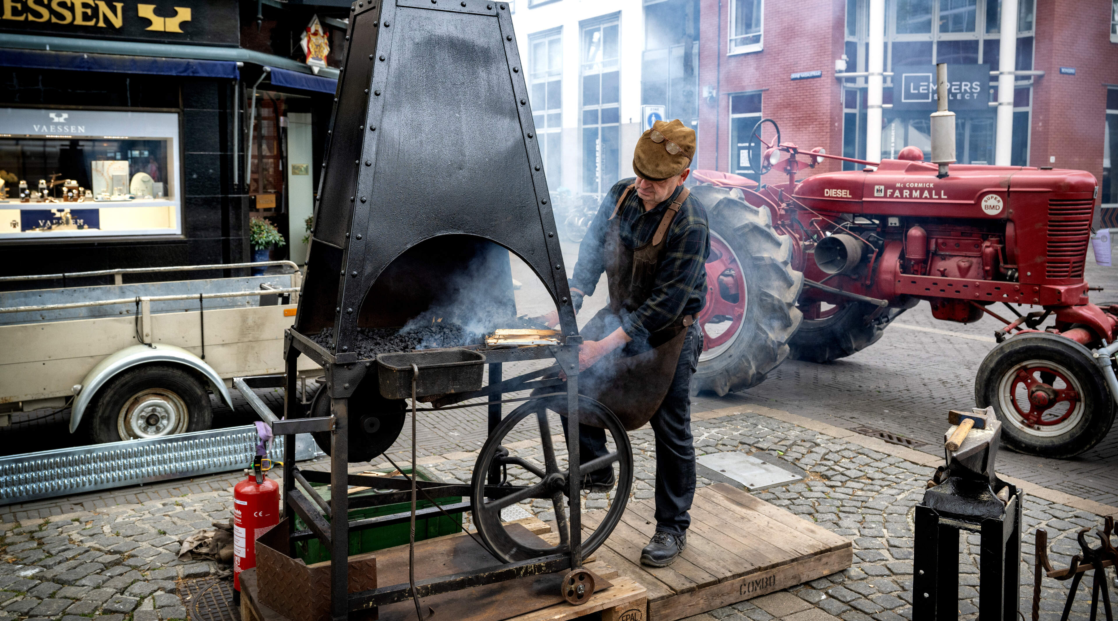 Koopjesjagers en sfeerproevers genieten op d’r Heëlesje Joarmaat van marktkooplui die eigenlijk voor