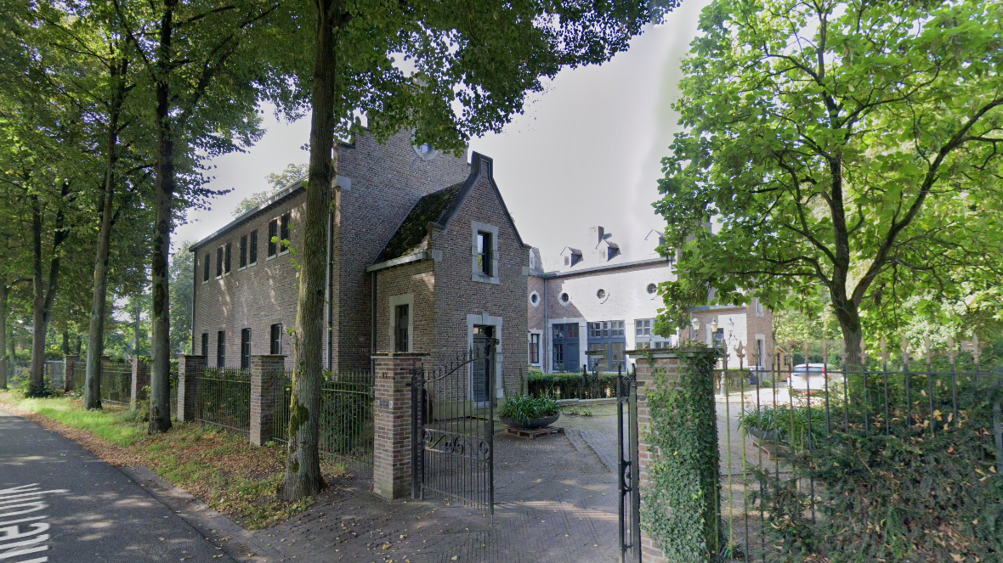 Zorgwoningen in koetshuis van kasteel in Roosteren