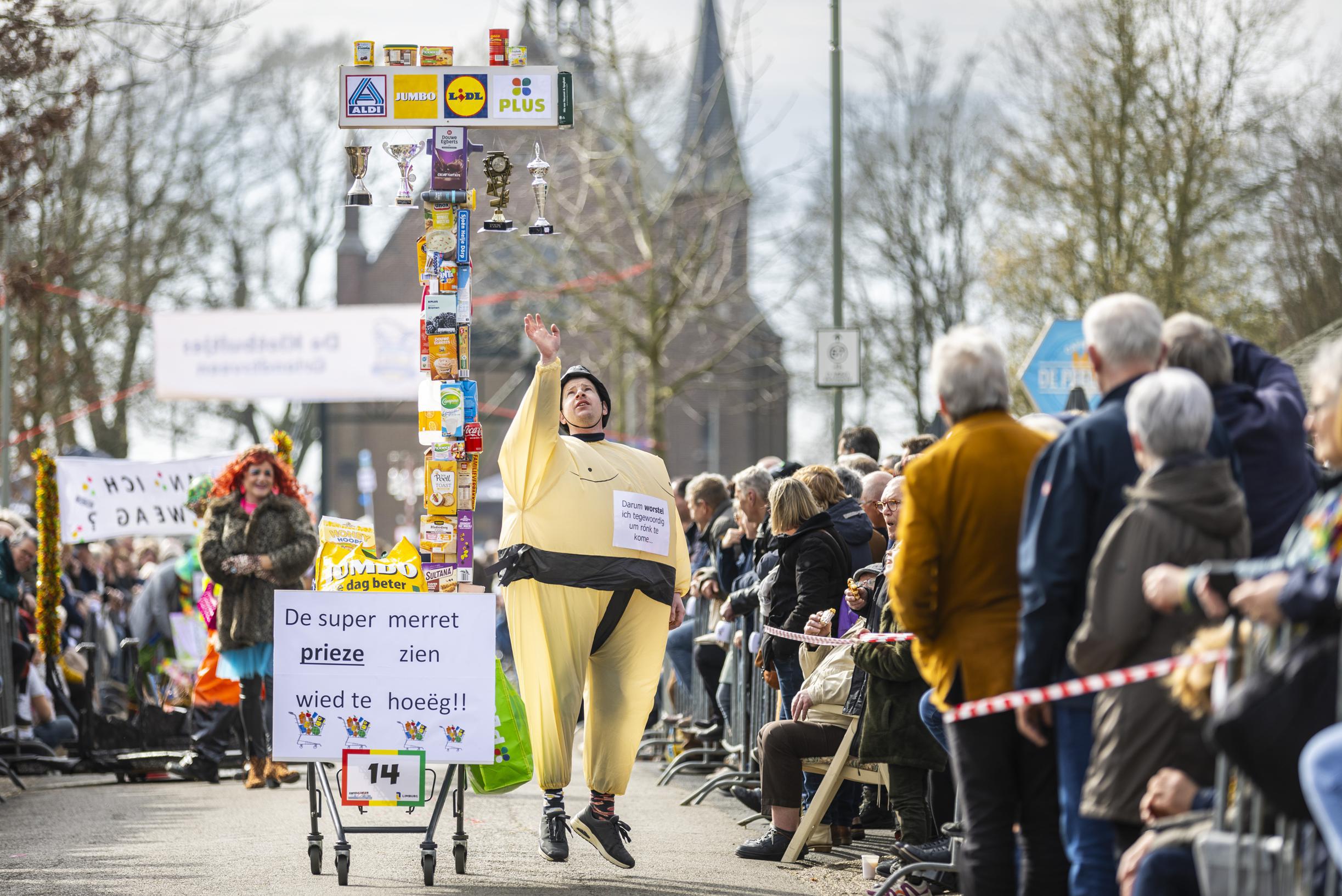 Ook de oma van Eurovisie Joost loopt mee in de Einzelgängeroptocht in Griendtsveen