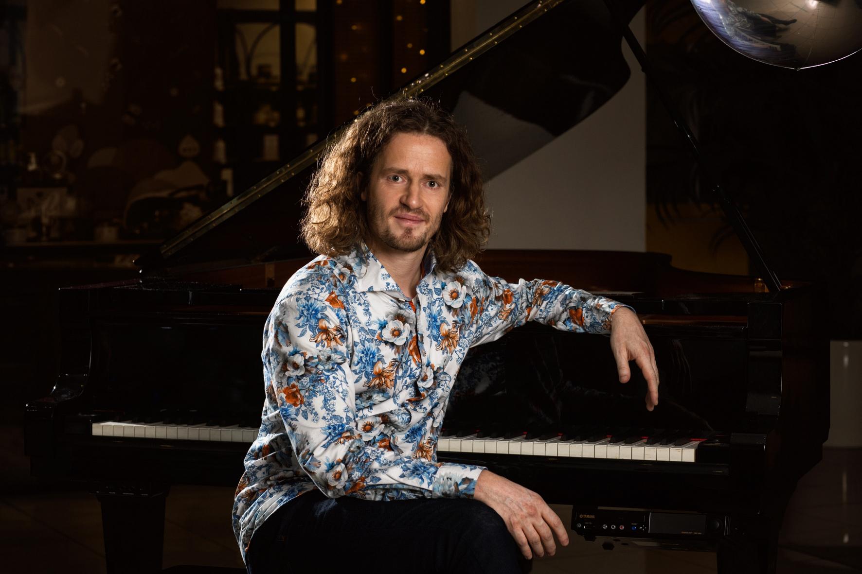 Zanger-pianist Roon Staal houdt lenteconcert in Stevensweert