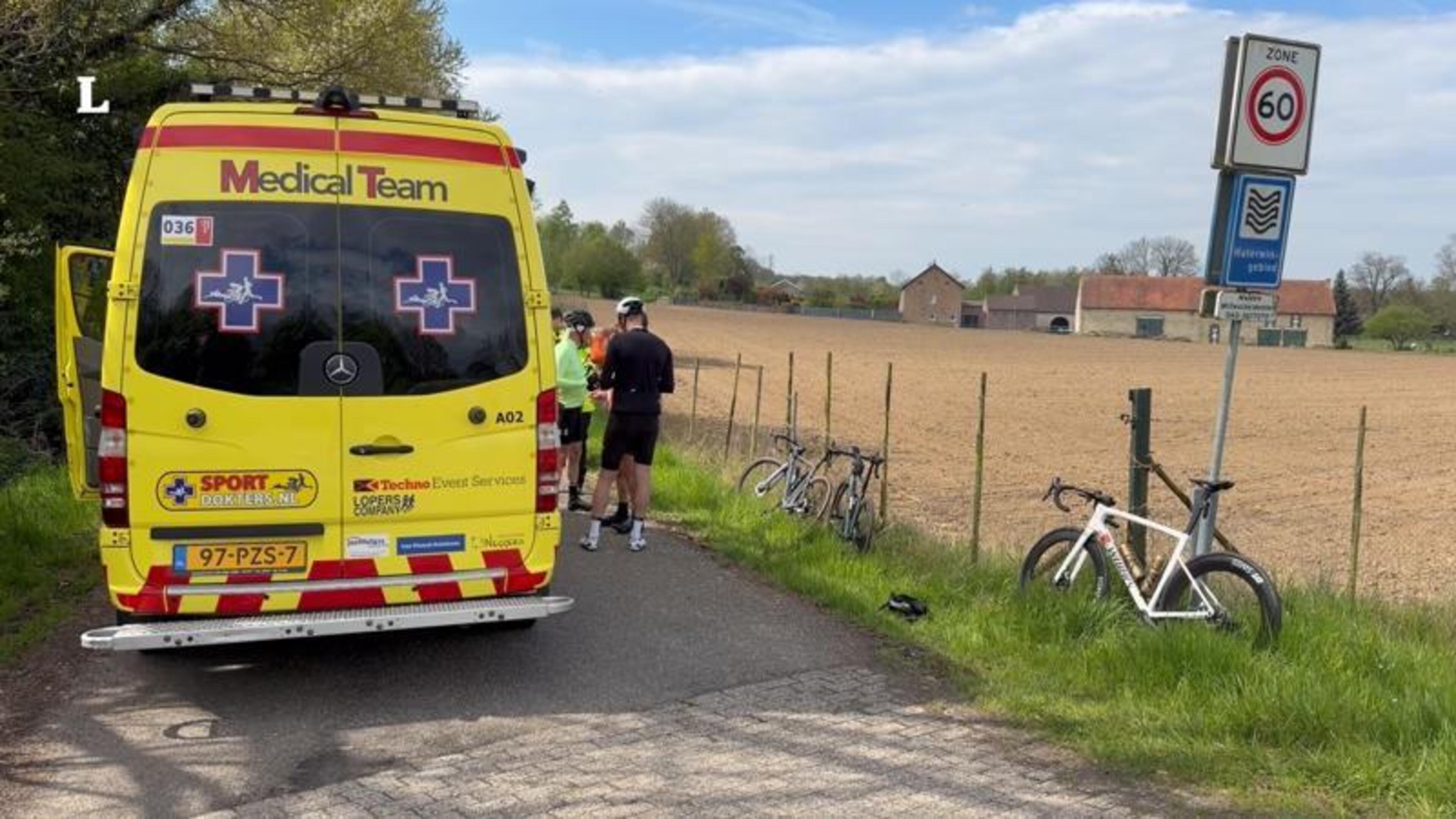 Wielrenner komt ten val bij Amstel Gold Toerversie in Voerendaal