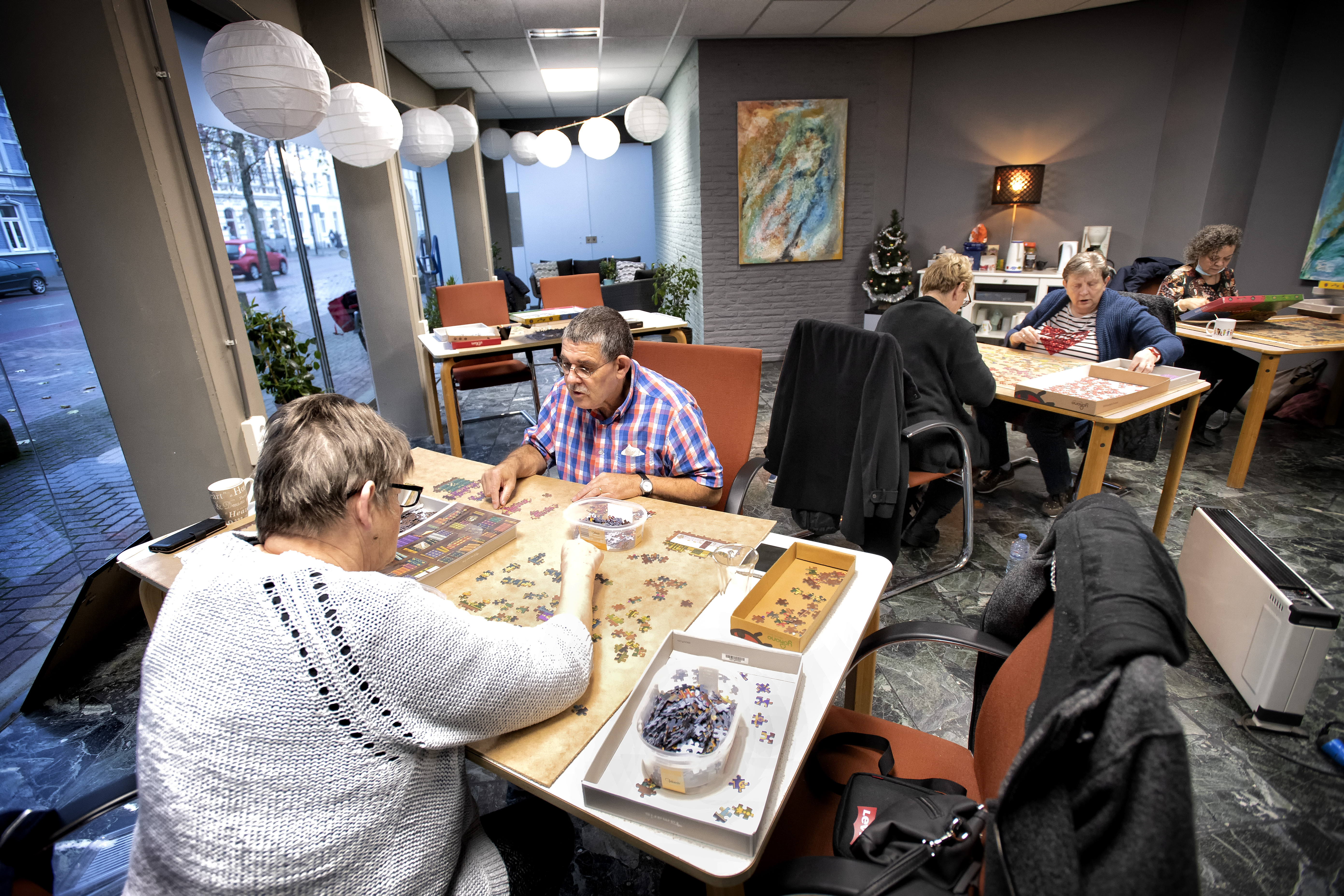 Hoe een megapuzzel mensen bij elkaar brengt: alle stukjes vallen samen in Vaals, Vijlen en Lemiers