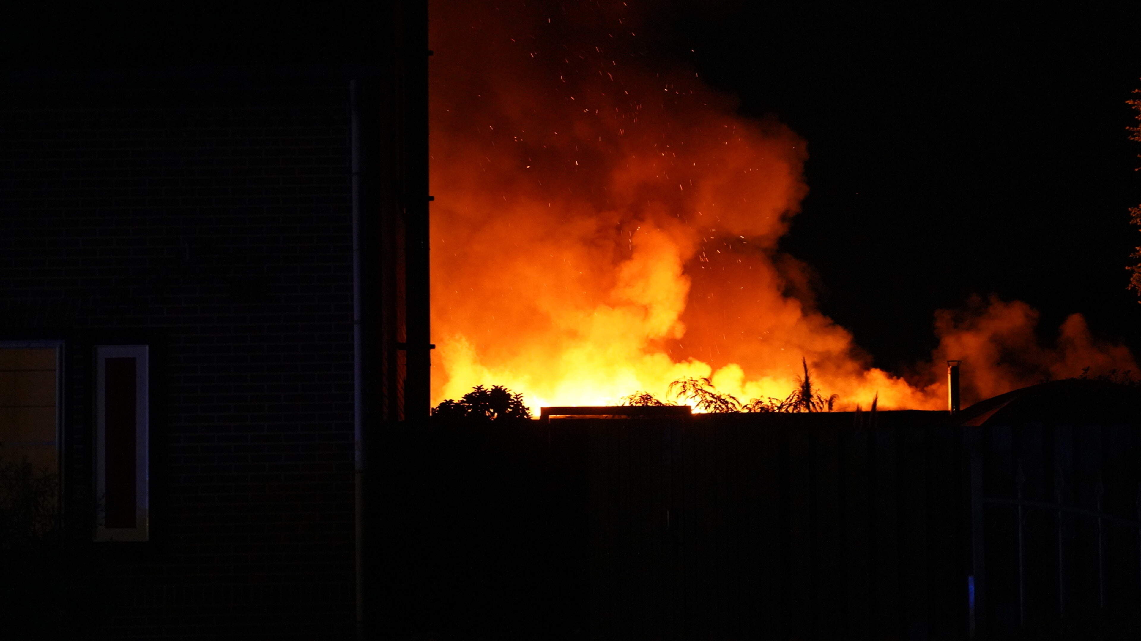 Dit heb je gemist in het weekend: Nachtelijke brand houdt campinggasten in Melderslo uren buiten en 